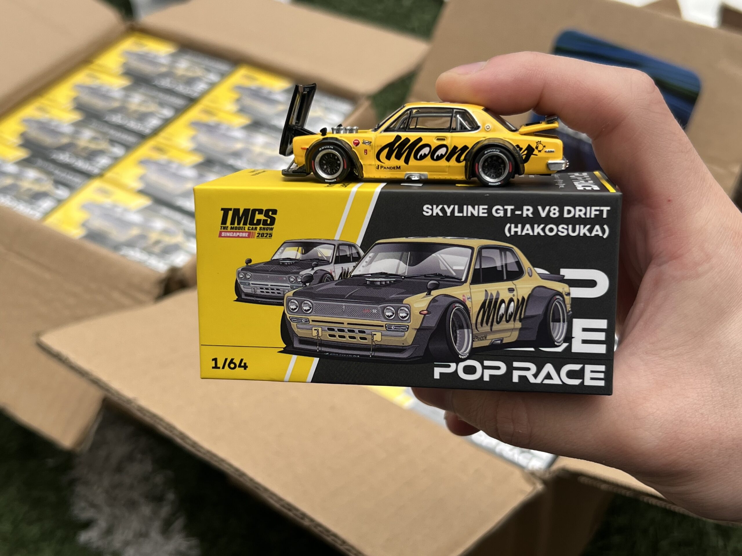 POPRACE 1/64 SKYLINE GT-R V8 DRIFT (HAKOSUKA) MOONEYES TMCS SINGAPORE SPECIAL EDITION - Imagen 6