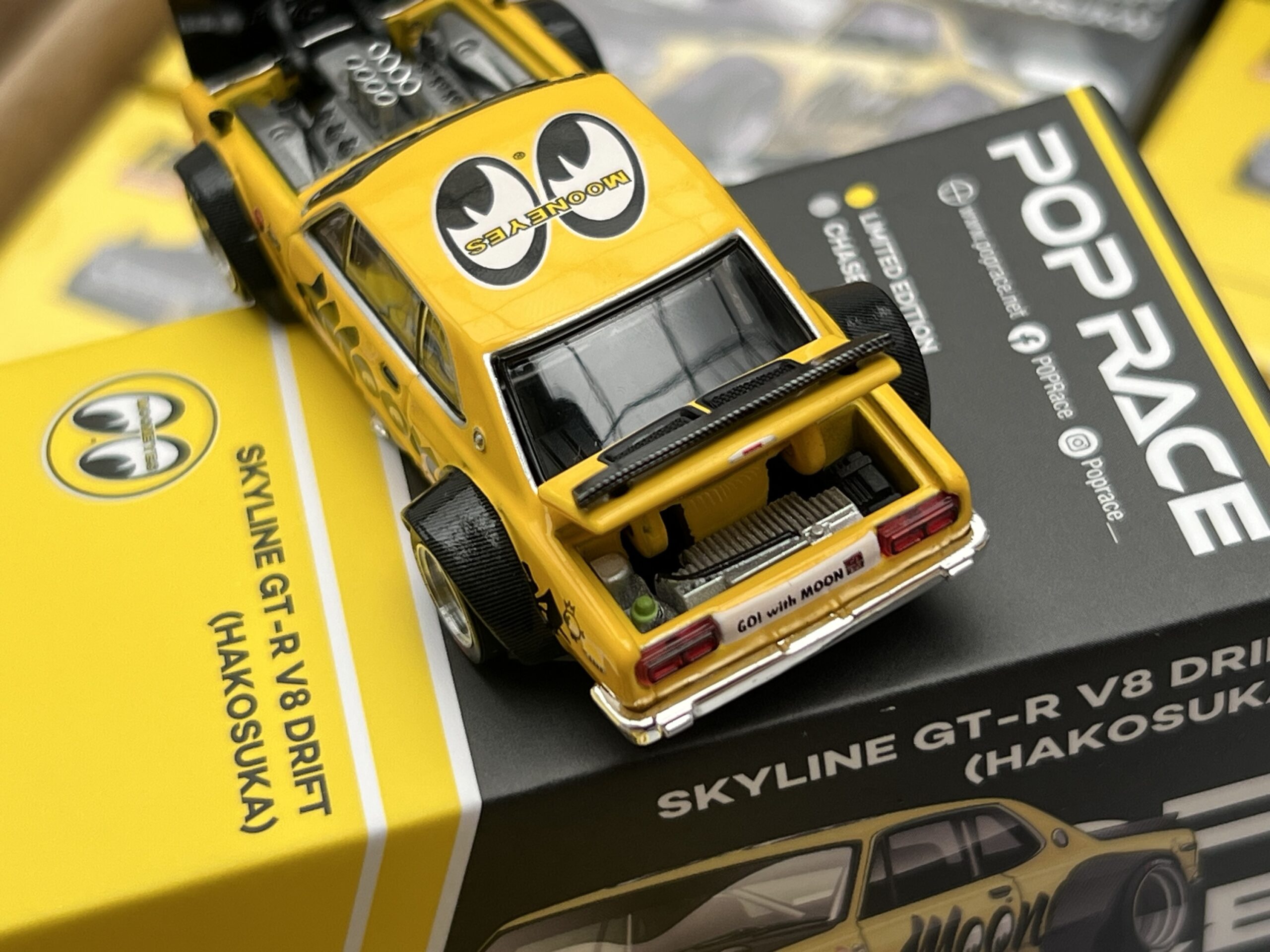 POPRACE 1/64 SKYLINE GT-R V8 DRIFT (HAKOSUKA) MOONEYES TMCS SINGAPORE SPECIAL EDITION - Imagen 5