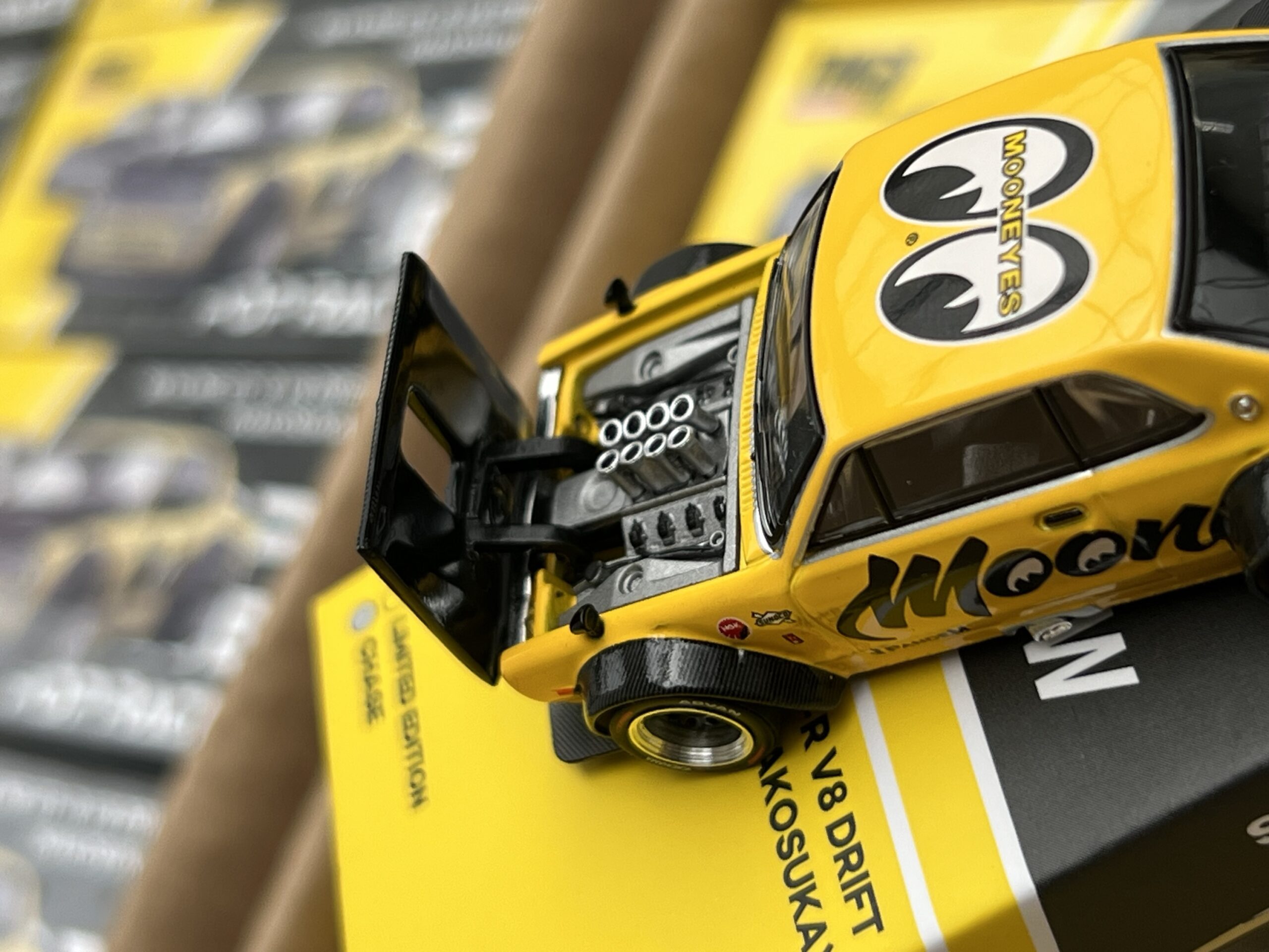 POPRACE 1/64 SKYLINE GT-R V8 DRIFT (HAKOSUKA) MOONEYES TMCS SINGAPORE SPECIAL EDITION - Imagen 8