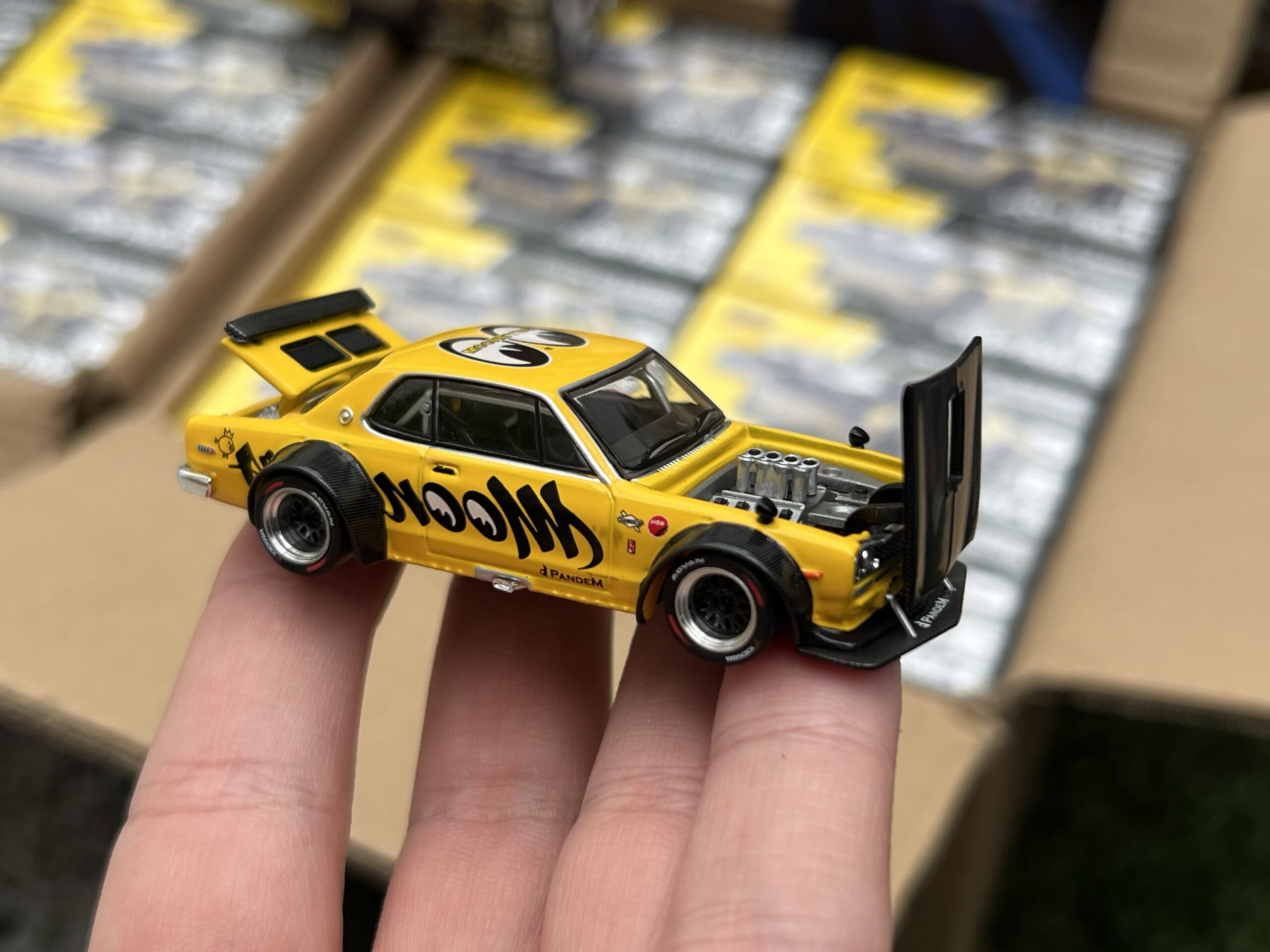 POPRACE 1/64 SKYLINE GT-R V8 DRIFT (HAKOSUKA) MOONEYES TMCS SINGAPORE SPECIAL EDITION - Imagen 3