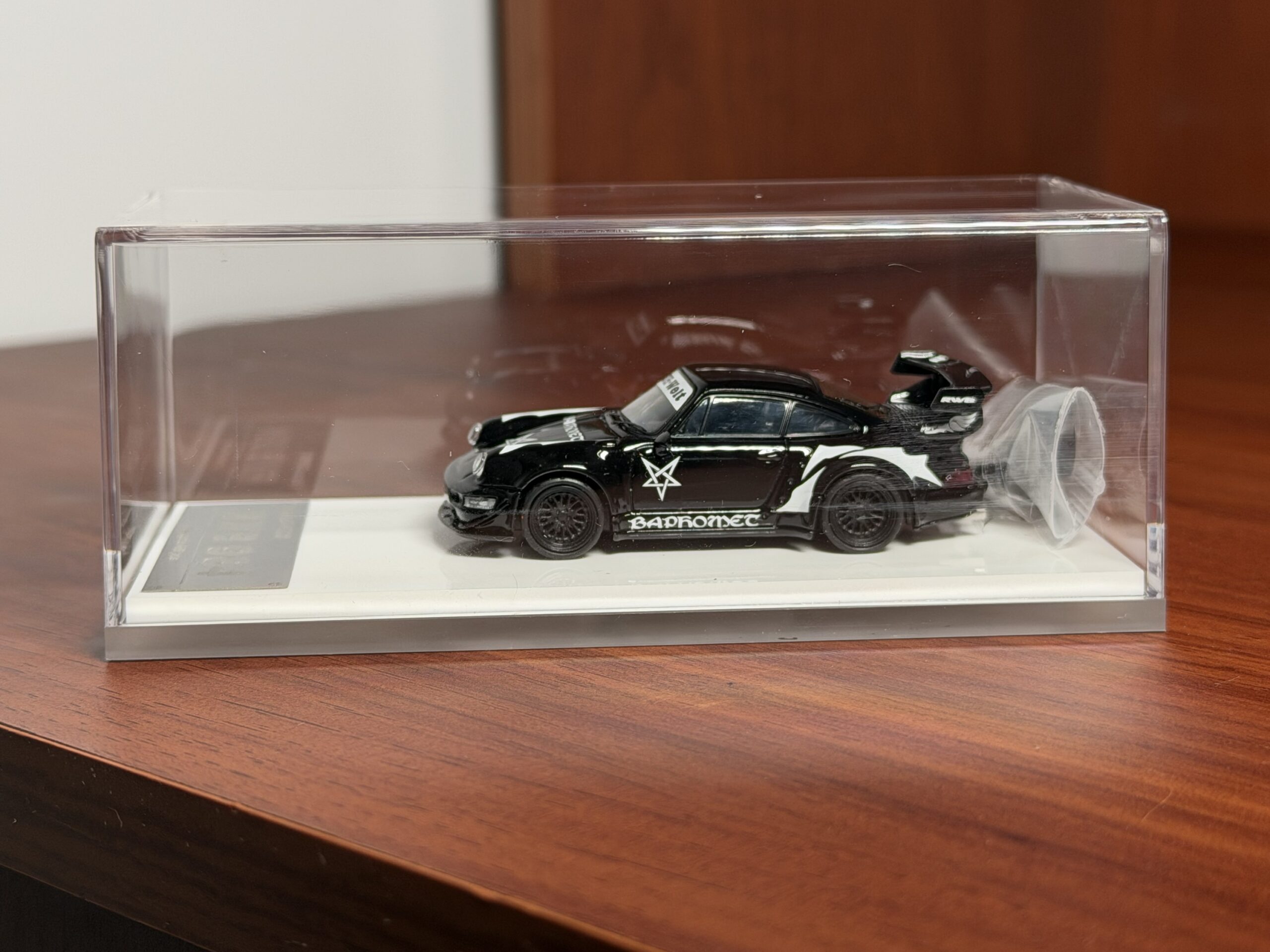 Fast and Speed 1:64 - Porsche RWB964 Wide Body Black Baphomet - Imagen 2