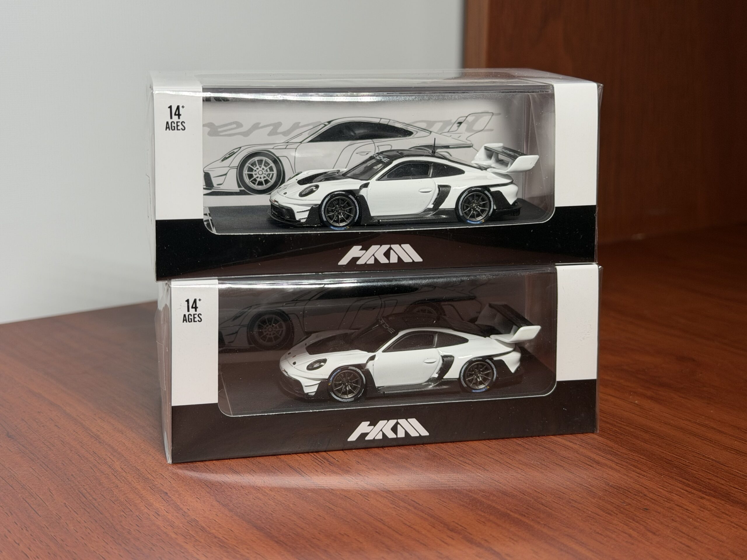 HKM 1:64 911 (992) GT3 R Rennsport - White/Carbon Hood - Imagen 2