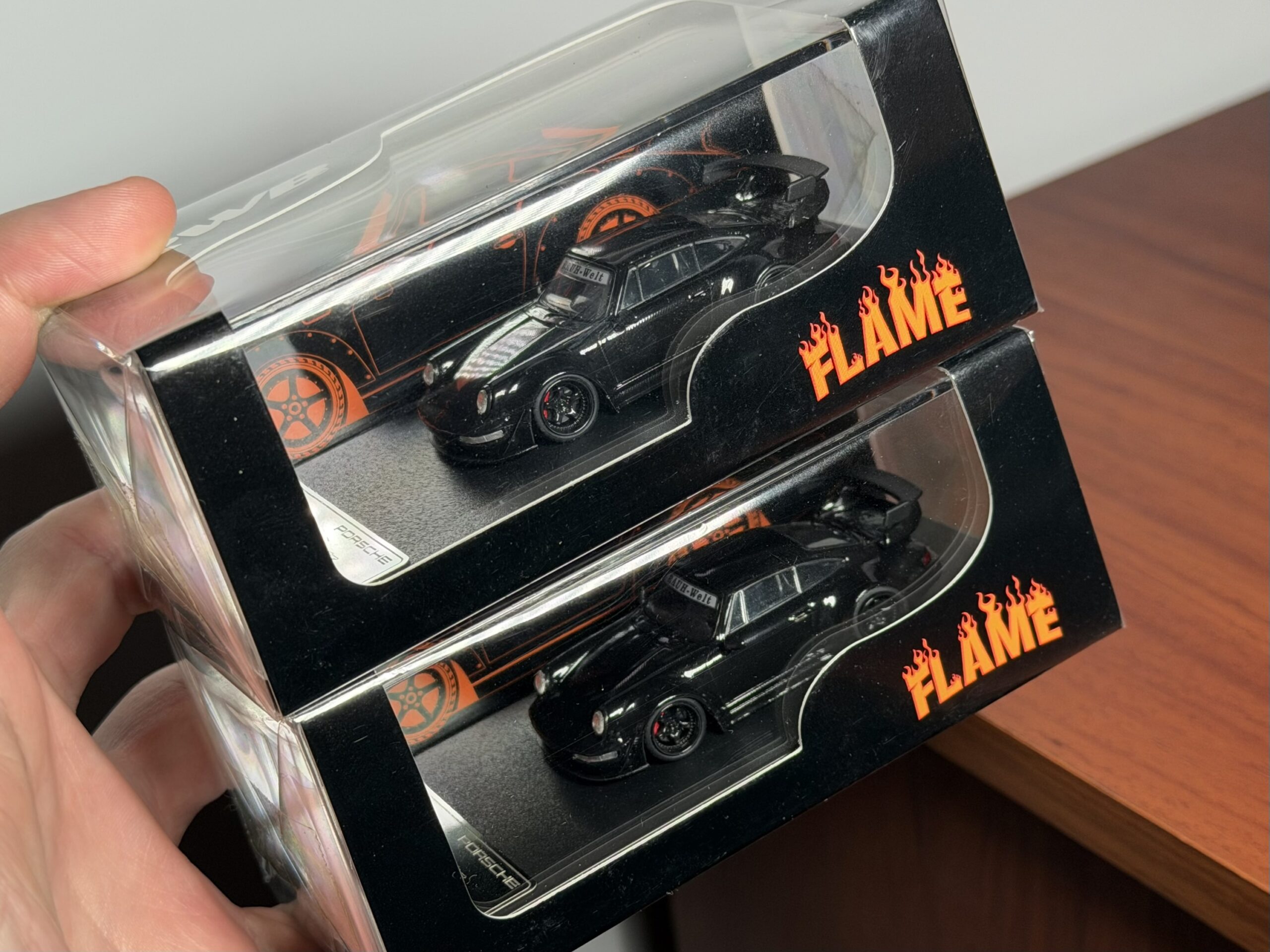 Flame Model 1:64 Porsche RWB964 negro