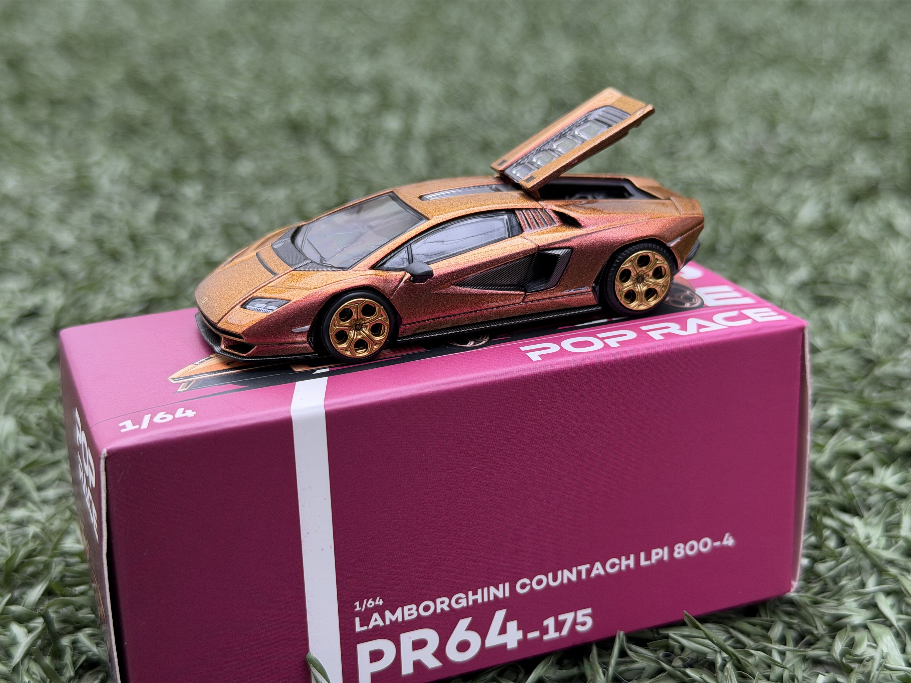 POPRACE 1/64 LAMBORGHINI COUNTACH LPI 800-4 - BLU HAL