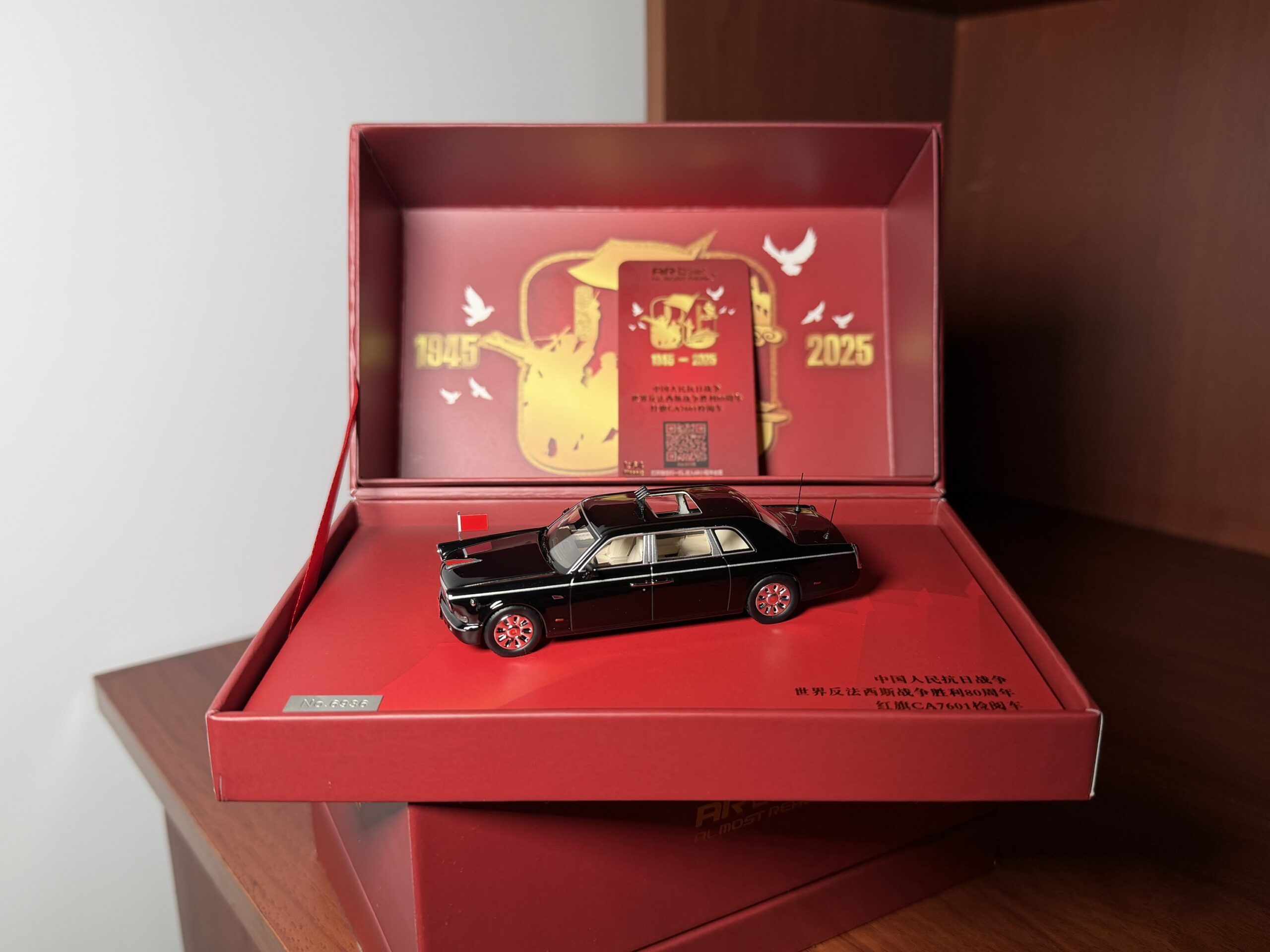 Almost Real 1:64 Hongqi Limousine (Limusina presidencial RP de China) Empaque de Lujo - Imagen 11