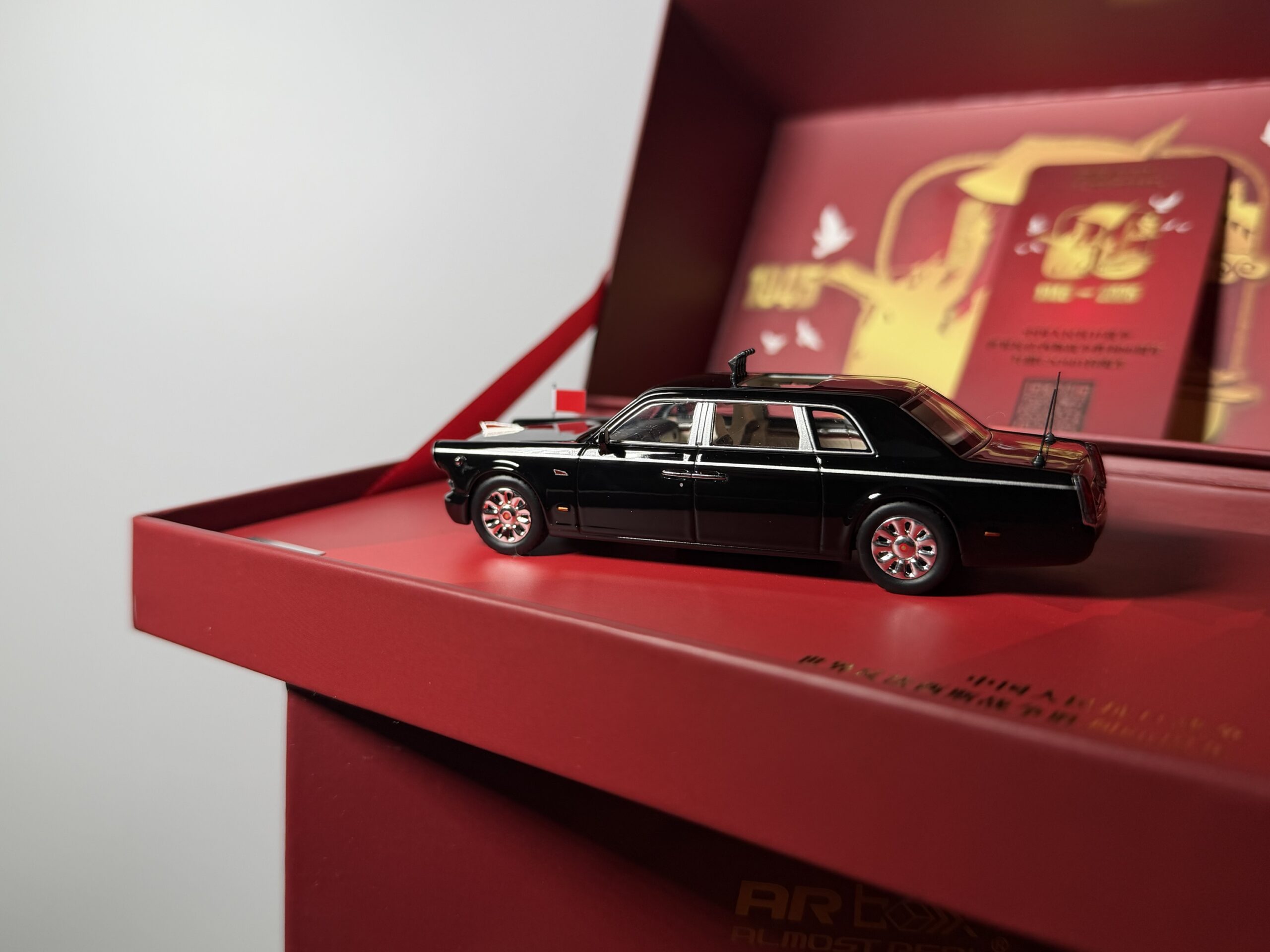 Almost Real 1:64 Hongqi Limousine (Limusina presidencial RP de China) Empaque de Lujo - Imagen 12