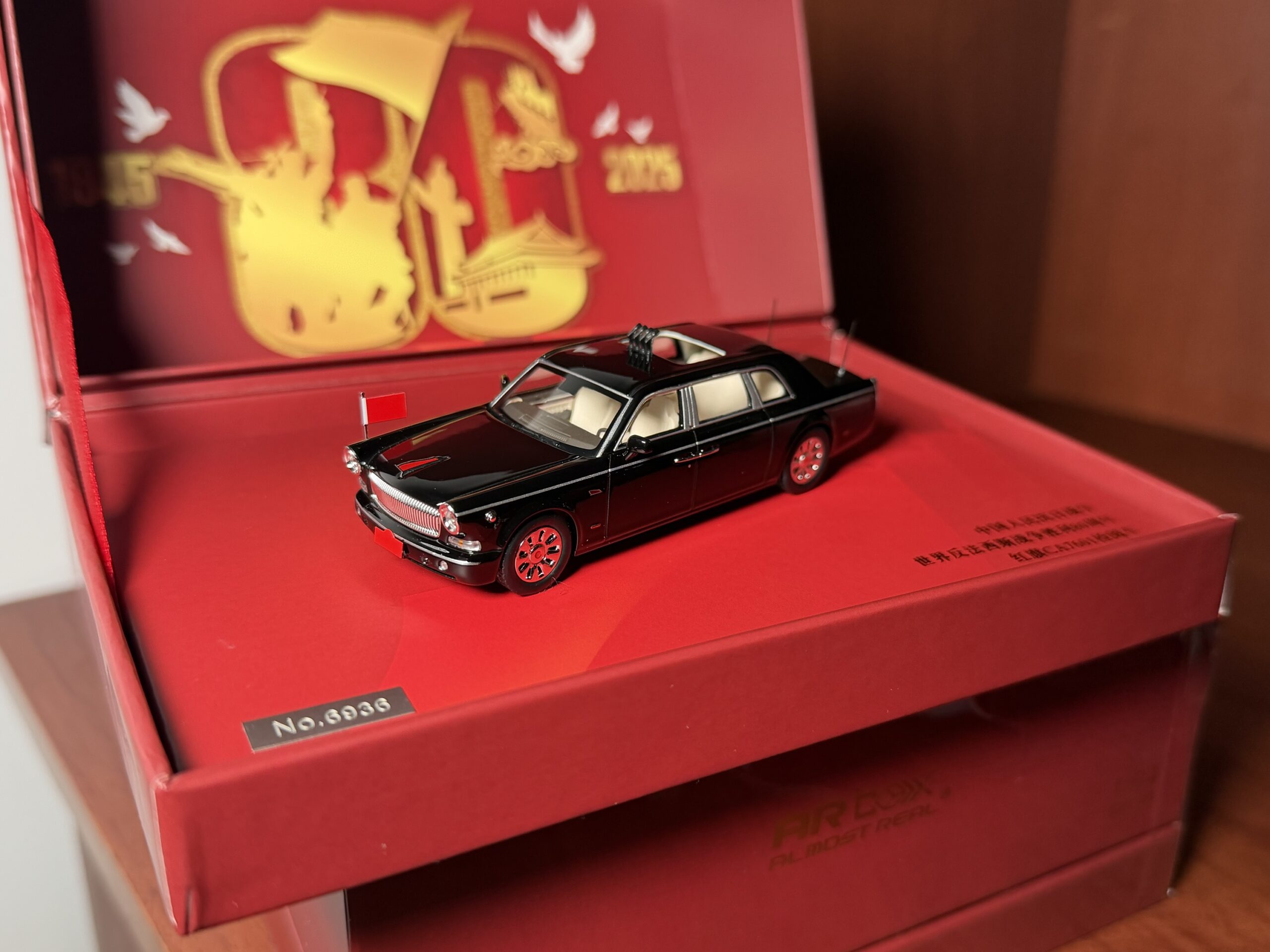 Almost Real 1:64 Hongqi Limousine (Limusina presidencial RP de China) Empaque de Lujo - Imagen 9