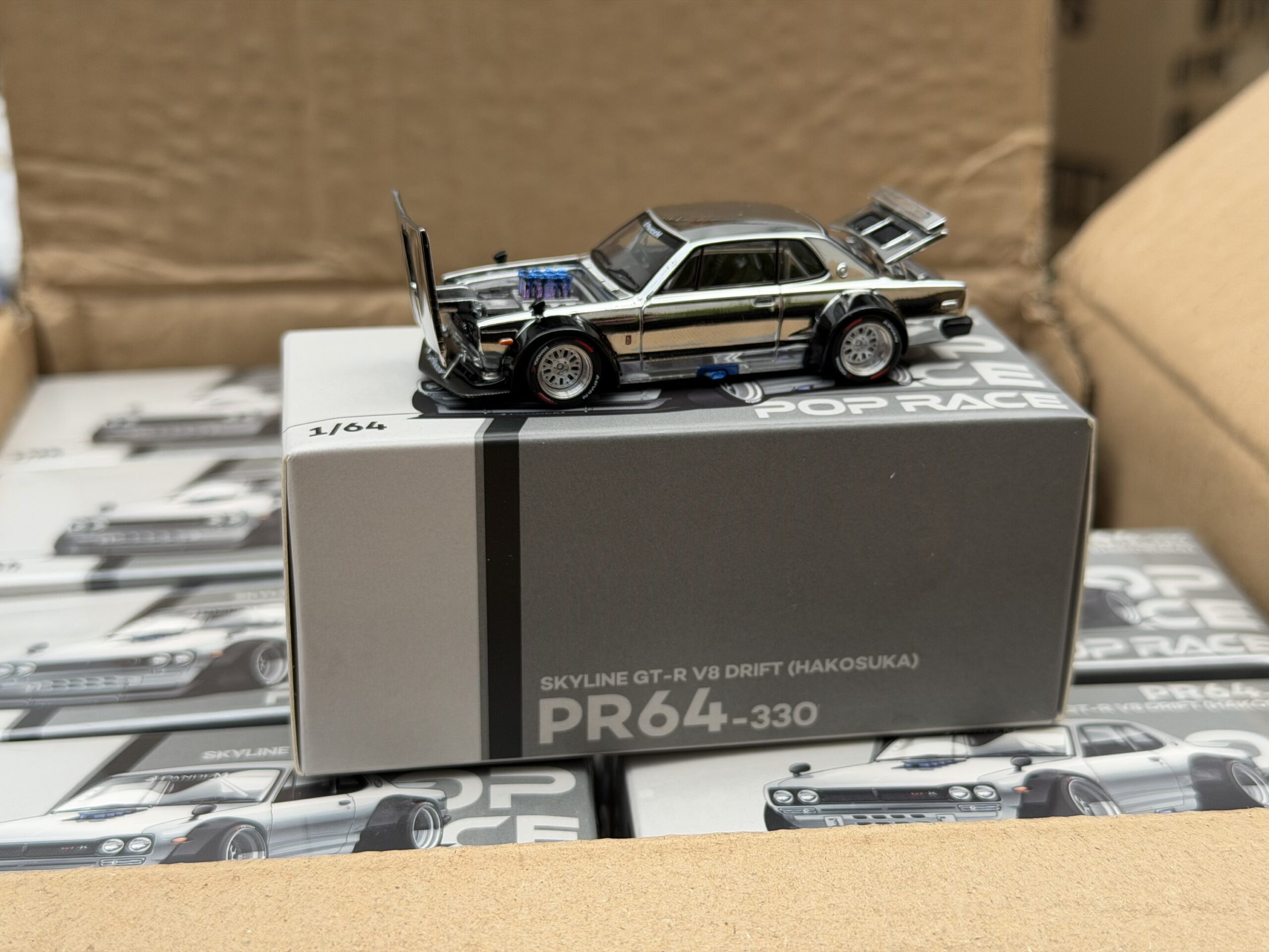 POPRACE 1/64 SKYLINE GT-R V8 DRIFT (HAKOSUKA) SILVER CHROME