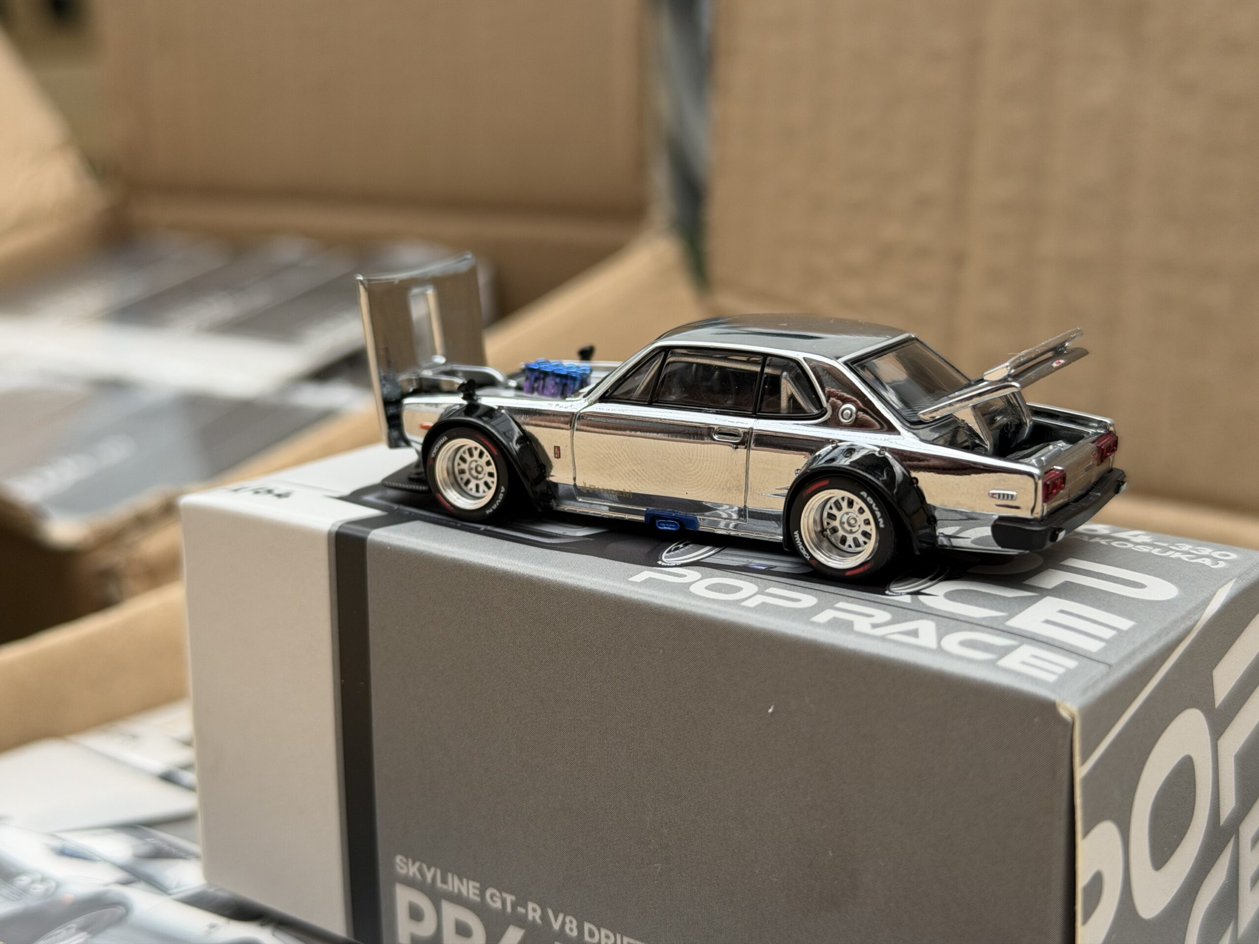 POPRACE 1/64 SKYLINE GT-R V8 DRIFT (HAKOSUKA) SILVER CHROME - Imagen 4