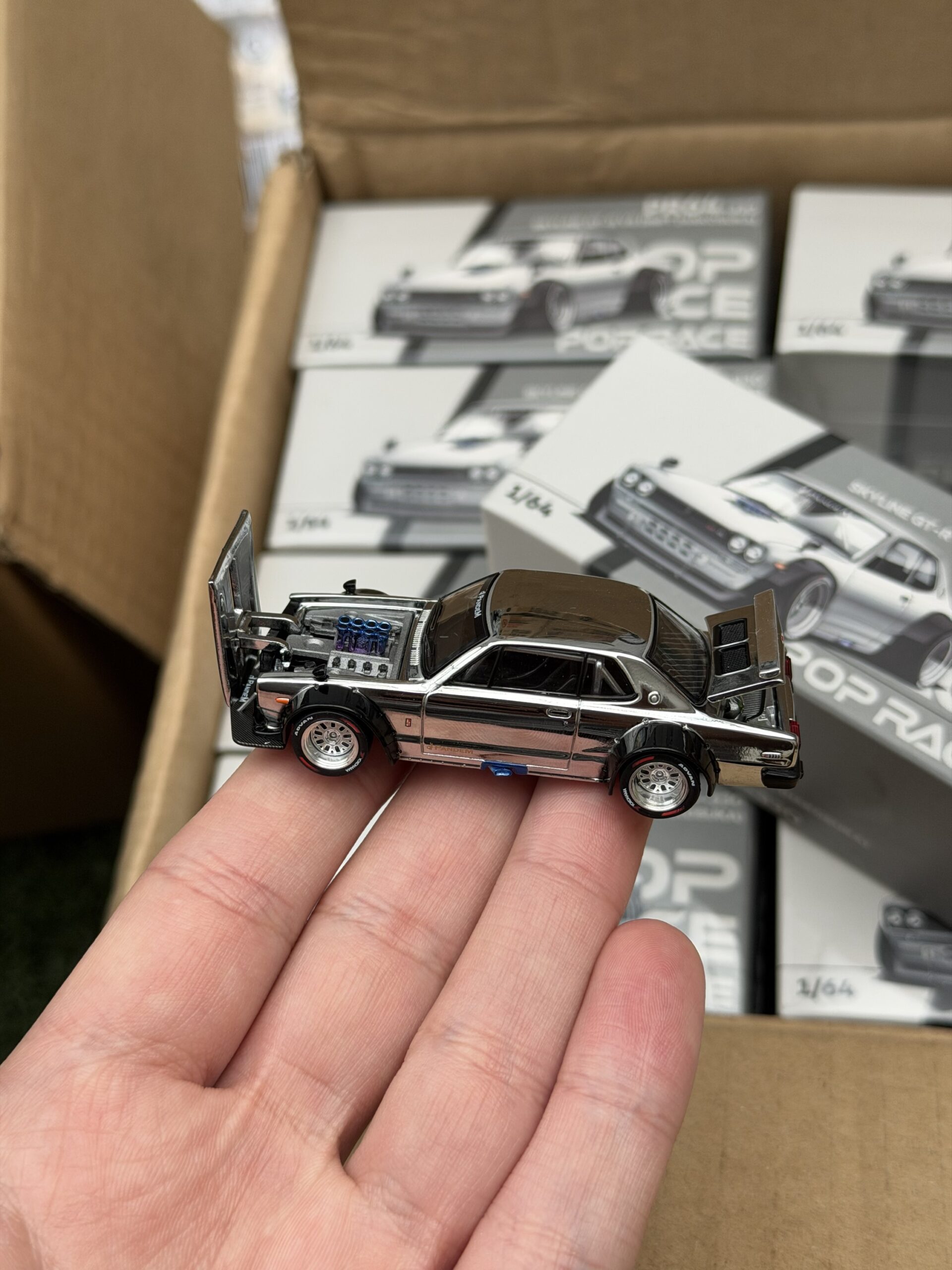 POPRACE 1/64 SKYLINE GT-R V8 DRIFT (HAKOSUKA) SILVER CHROME - Imagen 6