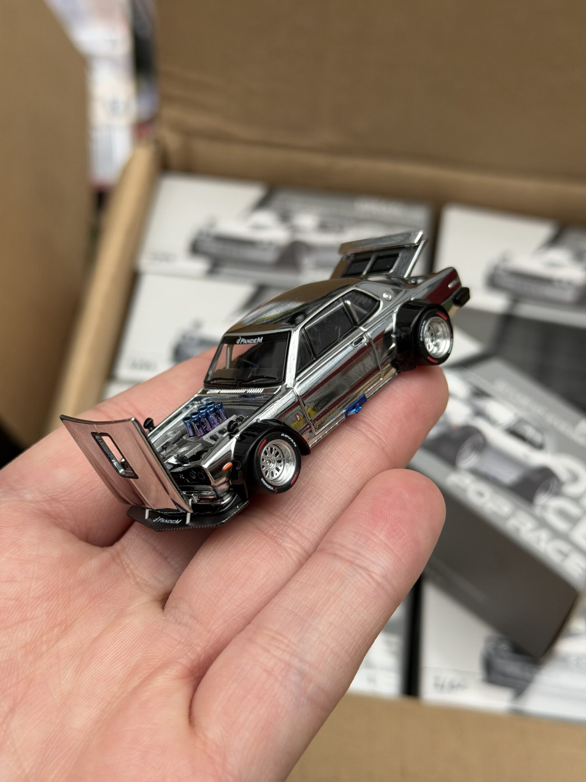 POPRACE 1/64 SKYLINE GT-R V8 DRIFT (HAKOSUKA) SILVER CHROME - Imagen 7