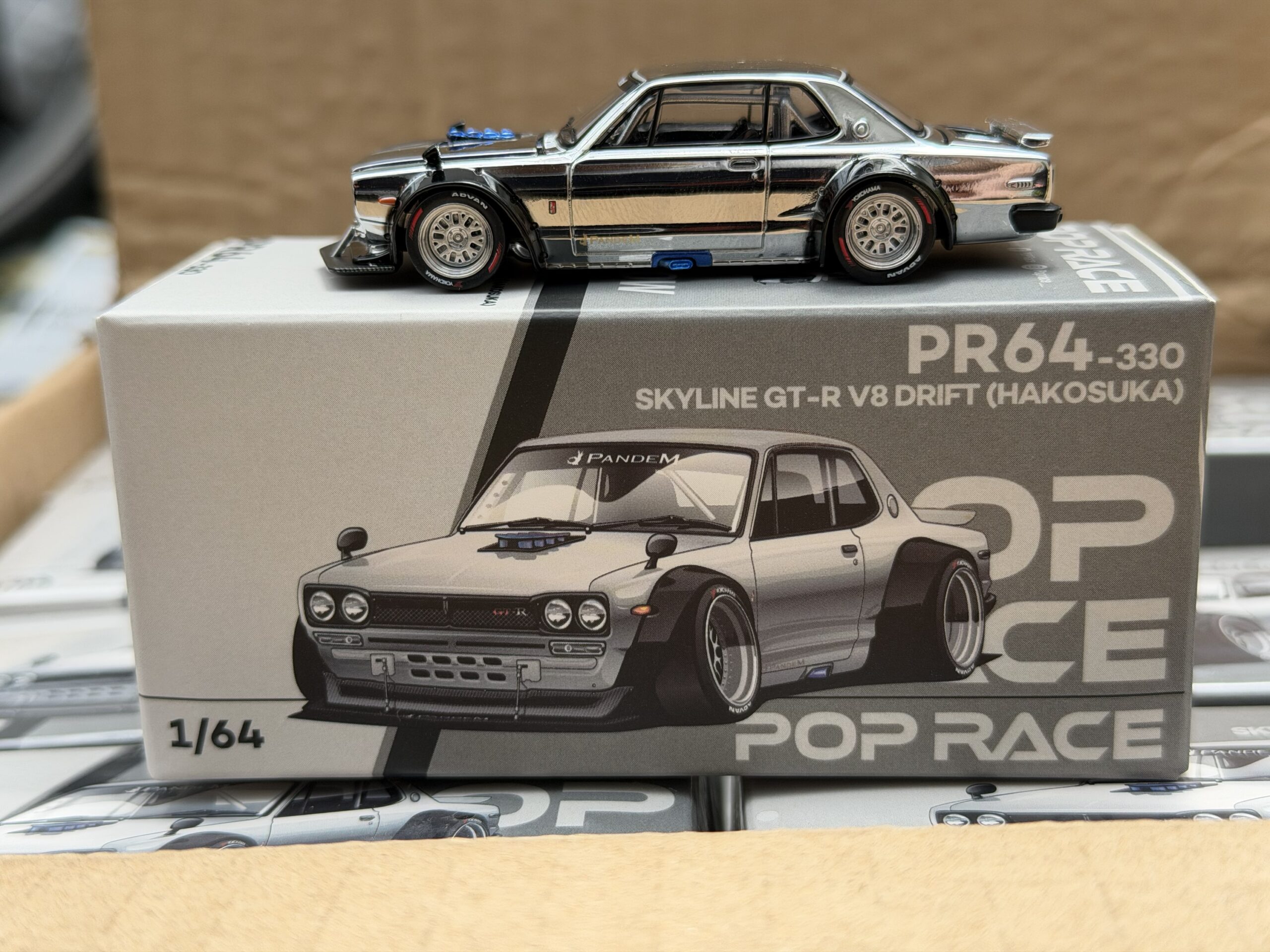 POPRACE 1/64 SKYLINE GT-R V8 DRIFT (HAKOSUKA) SILVER CHROME - Imagen 3