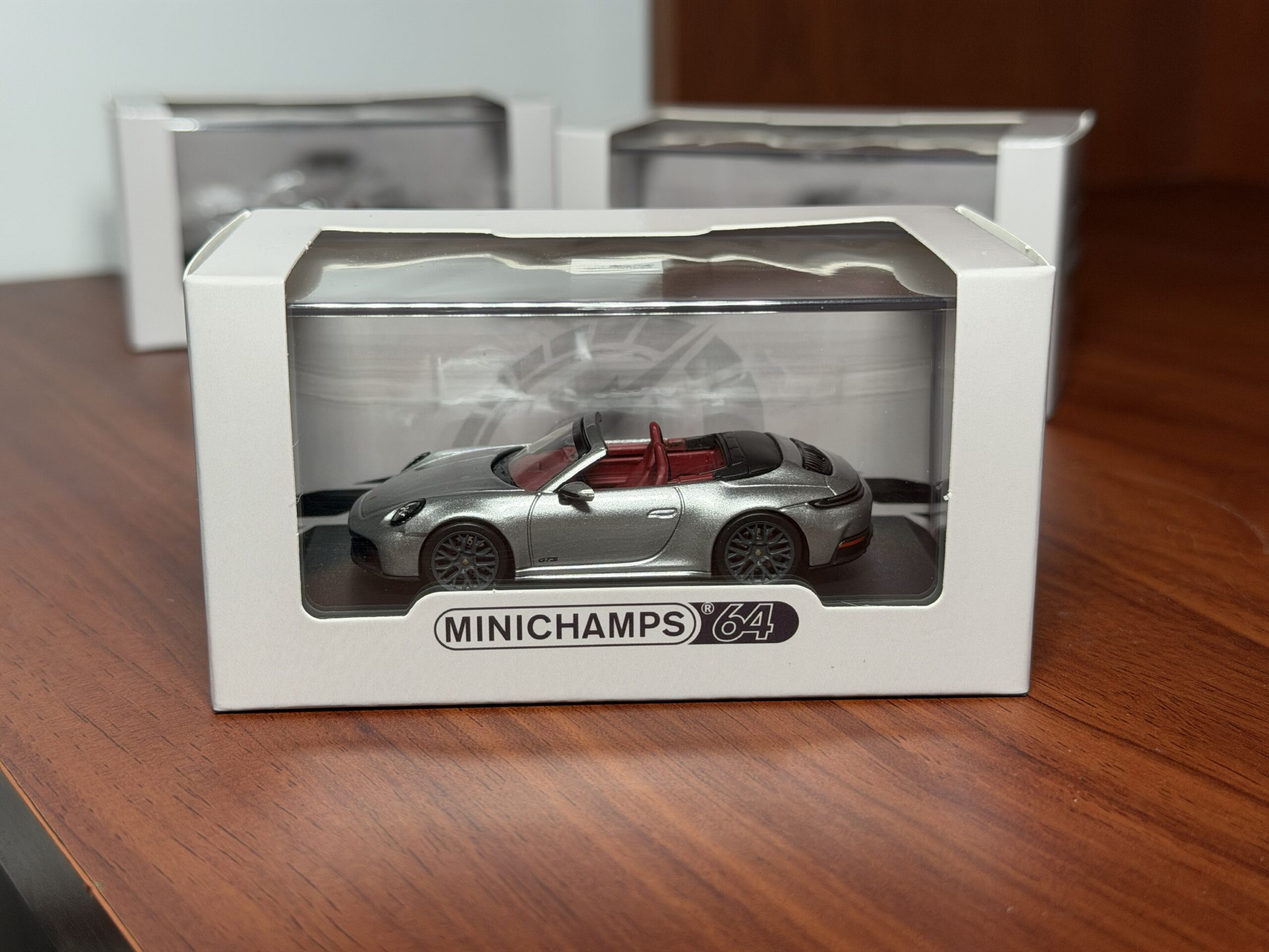 MINICHAMPS 1:64 PORSCHE 911 (992.2) CARRERA GTS CABRIOLET - 2025 - SILVER METALLIC - Imagen 7