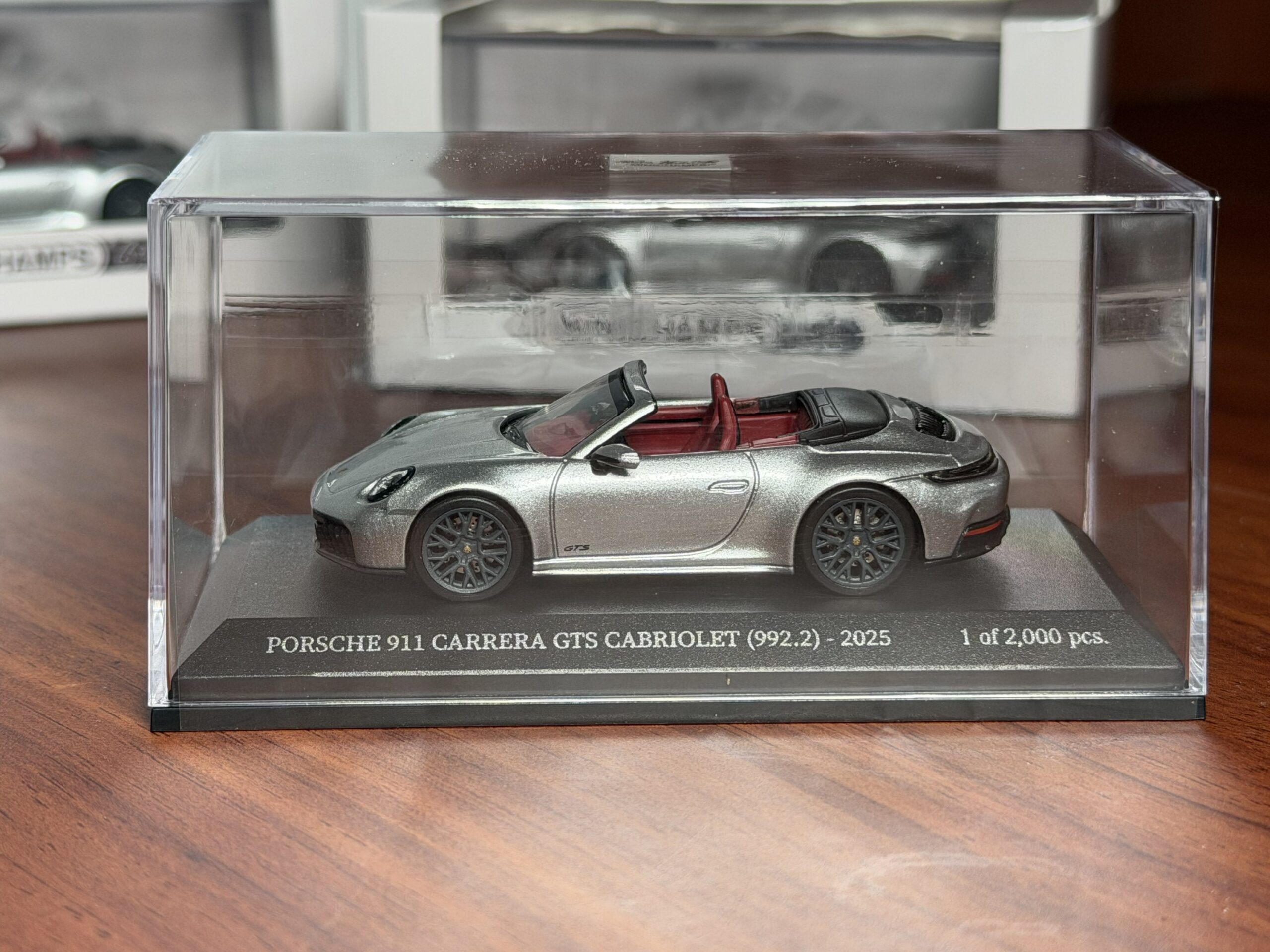 MINICHAMPS 1:64 PORSCHE 911 (992.2) CARRERA GTS CABRIOLET - 2025 - SILVER METALLIC - Imagen 8