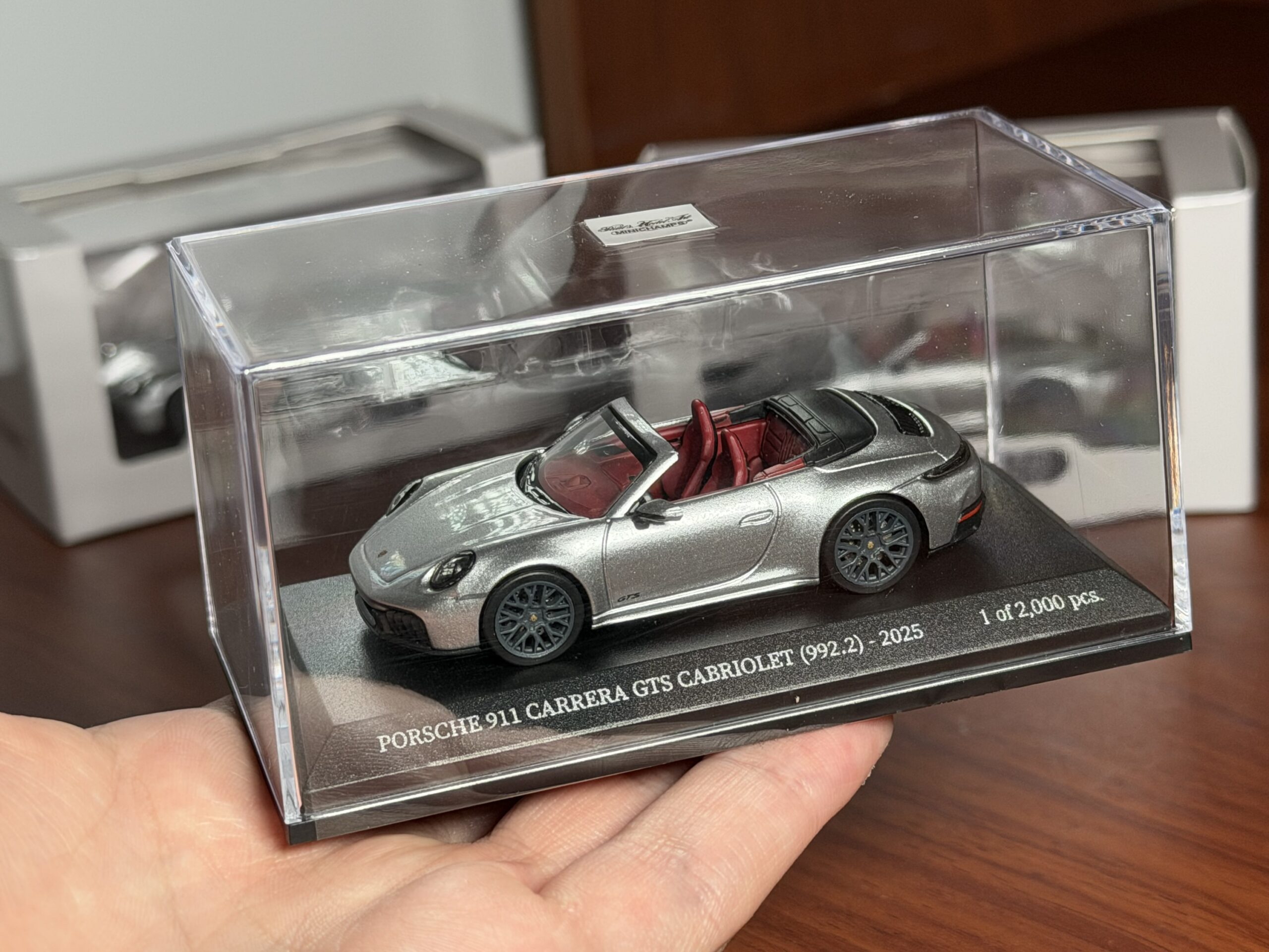 MINICHAMPS 1:64 PORSCHE 911 (992.2) CARRERA GTS CABRIOLET - 2025 - SILVER METALLIC - Imagen 9