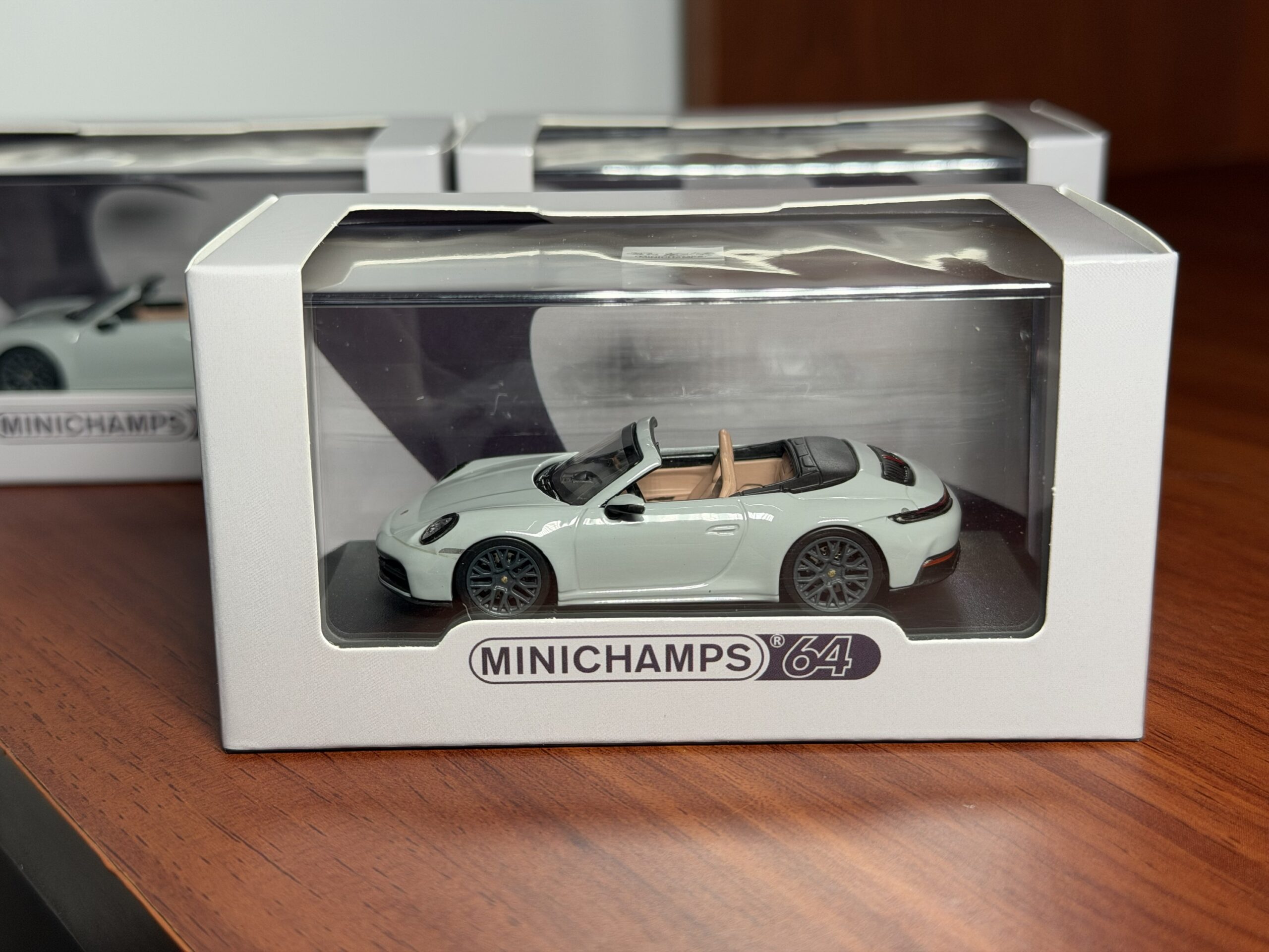 MINICHAMPS 1:64 PORSCHE 911(992.2) CARRERA CABRIOLET - 2025 - CHALK - Imagen 6