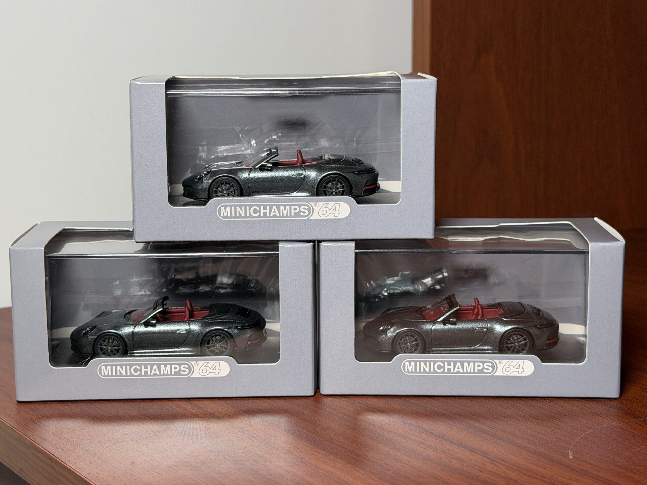 MINICHAMPS 1:64 PORSCHE 911 (992.2) CARRERA GTS CABRIOLET - 2025 - GREY METALLIC - Imagen 11