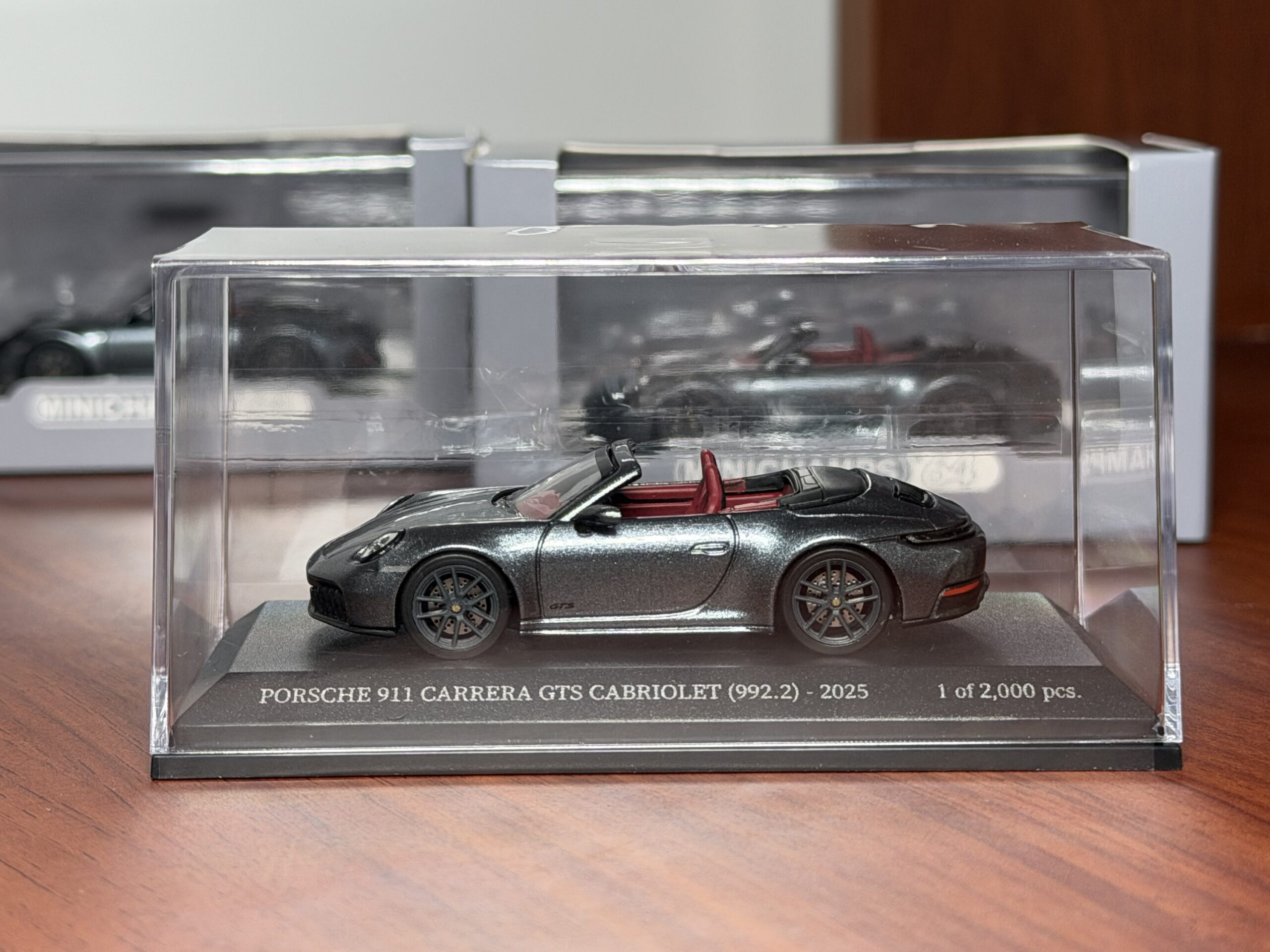 MINICHAMPS 1:64 PORSCHE 911 (992.2) CARRERA GTS CABRIOLET - 2025 - GREY METALLIC - Imagen 10