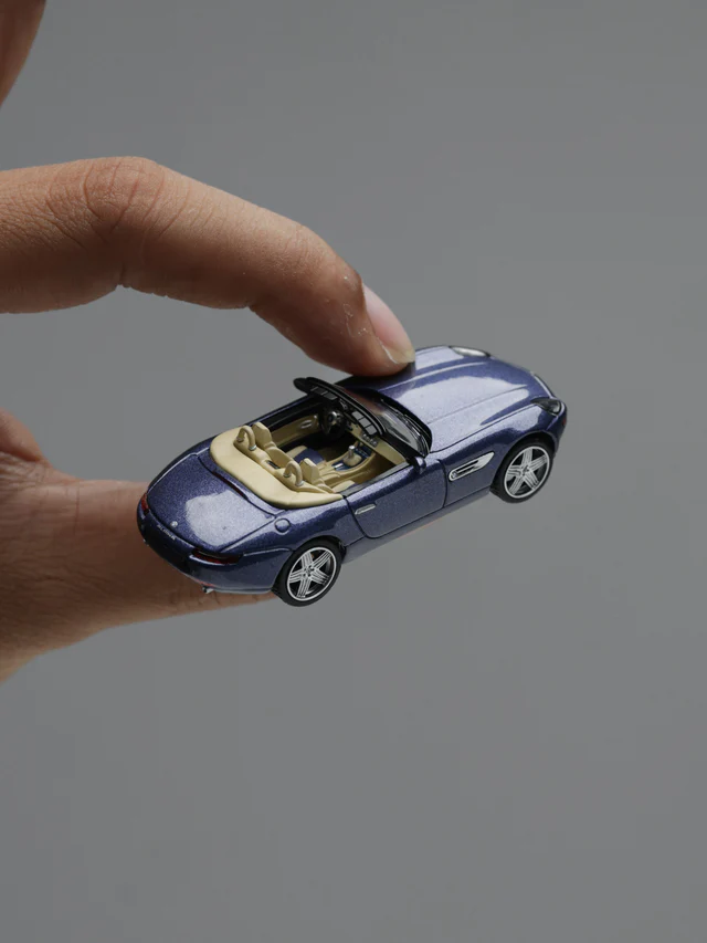 Mini GT 1:64 BMW Z8 Alpina – Alpine Blue - Imagen 10