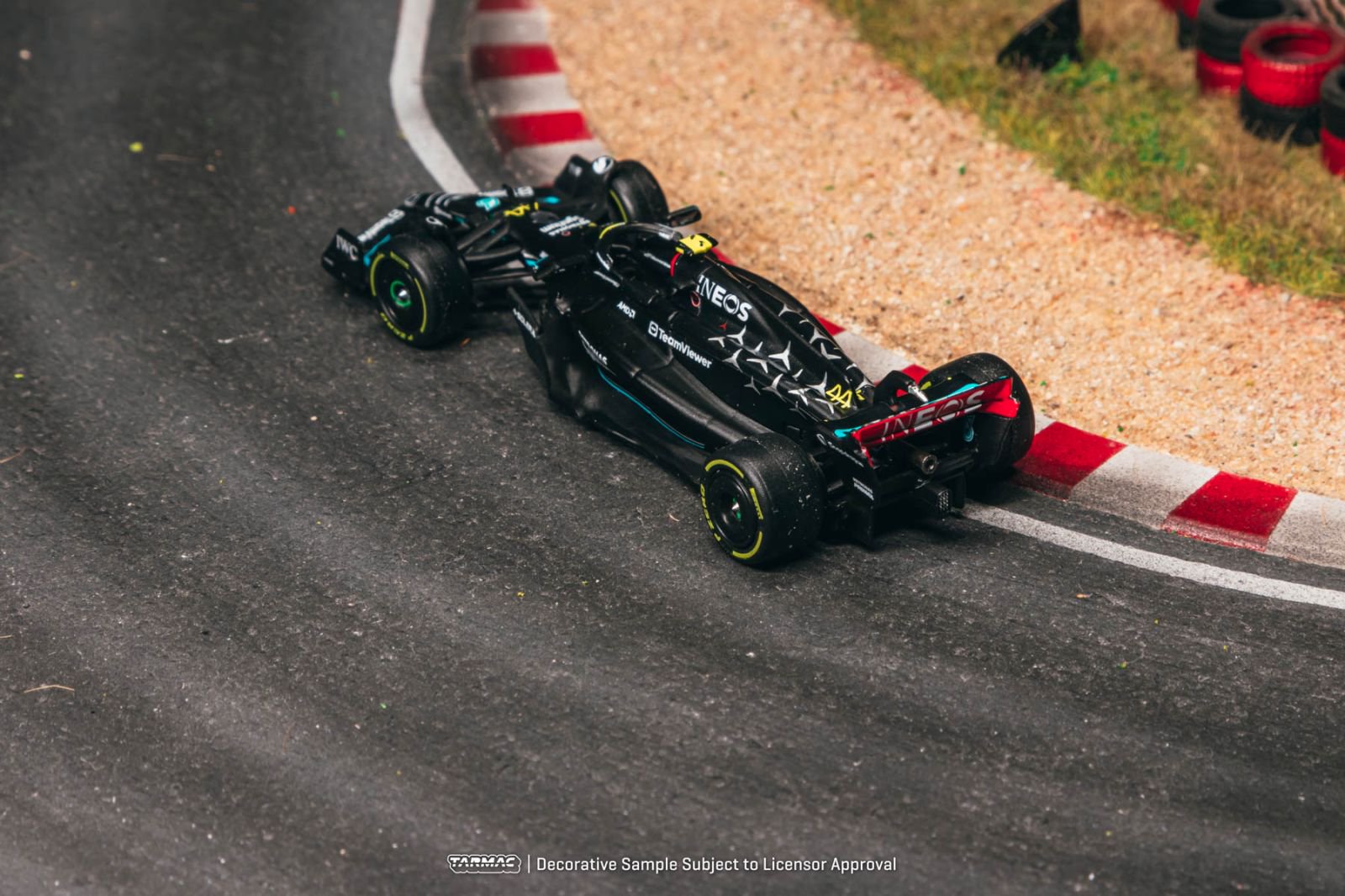 *PREORDEN* Tarmac 1:64 Mercedes-AMG F1 W14 E Performance Italian Grand Prix 2023 Lewis Hamilton - Imagen 5