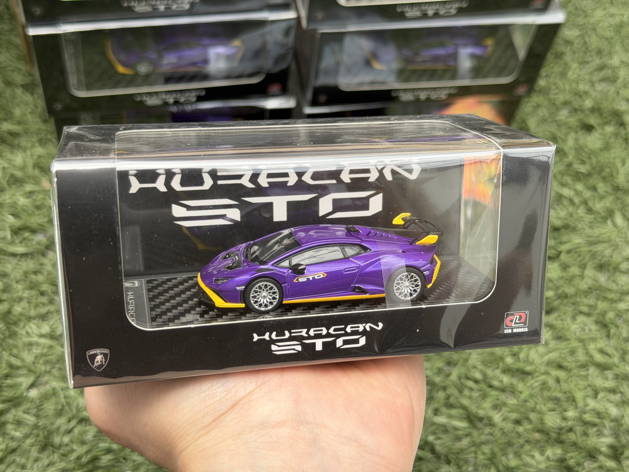 LCD 1:64 Lamborghini Huracan STO Morado - Imagen 9