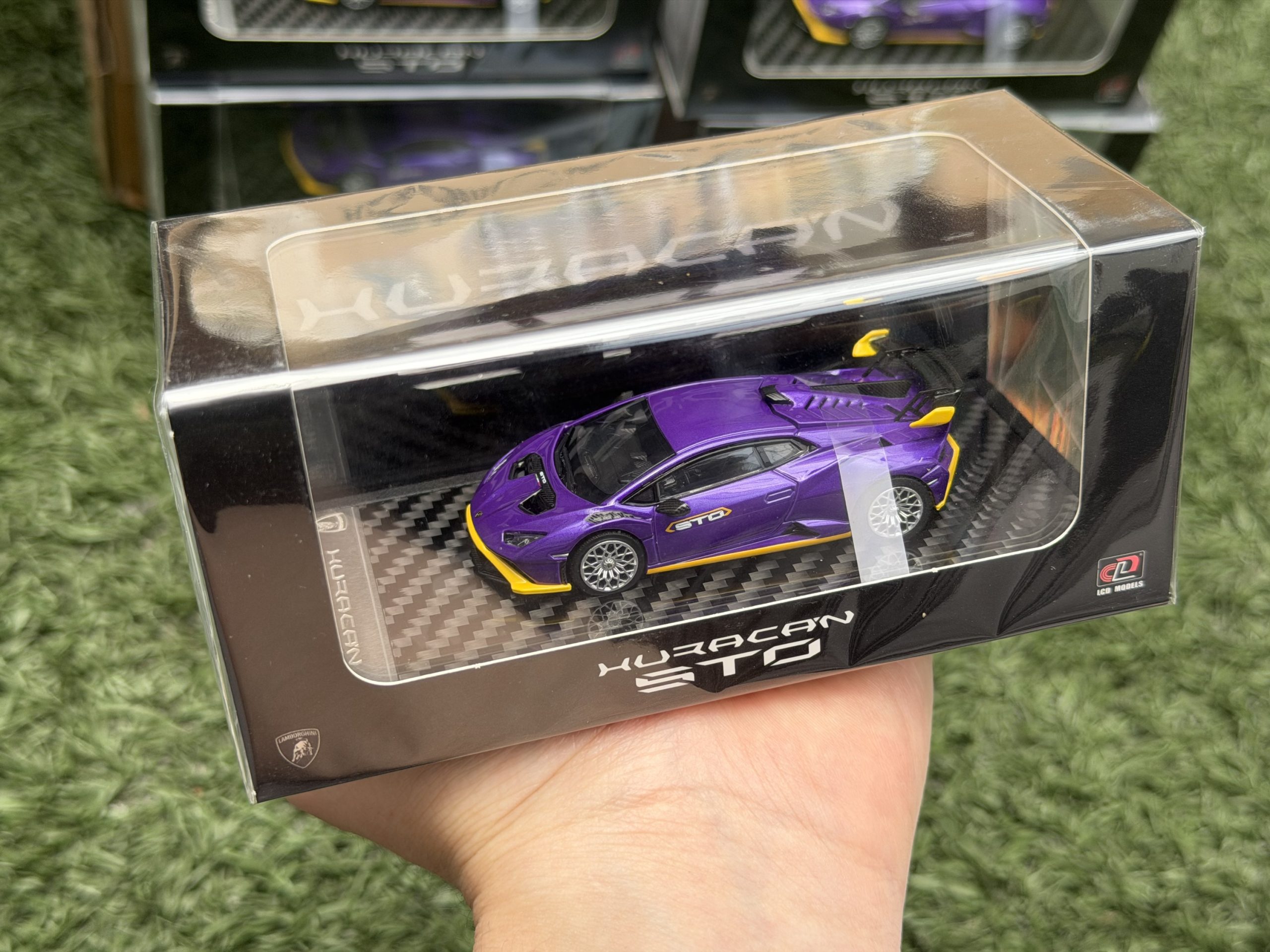 LCD 1:64 Lamborghini Huracan STO Morado - Imagen 10