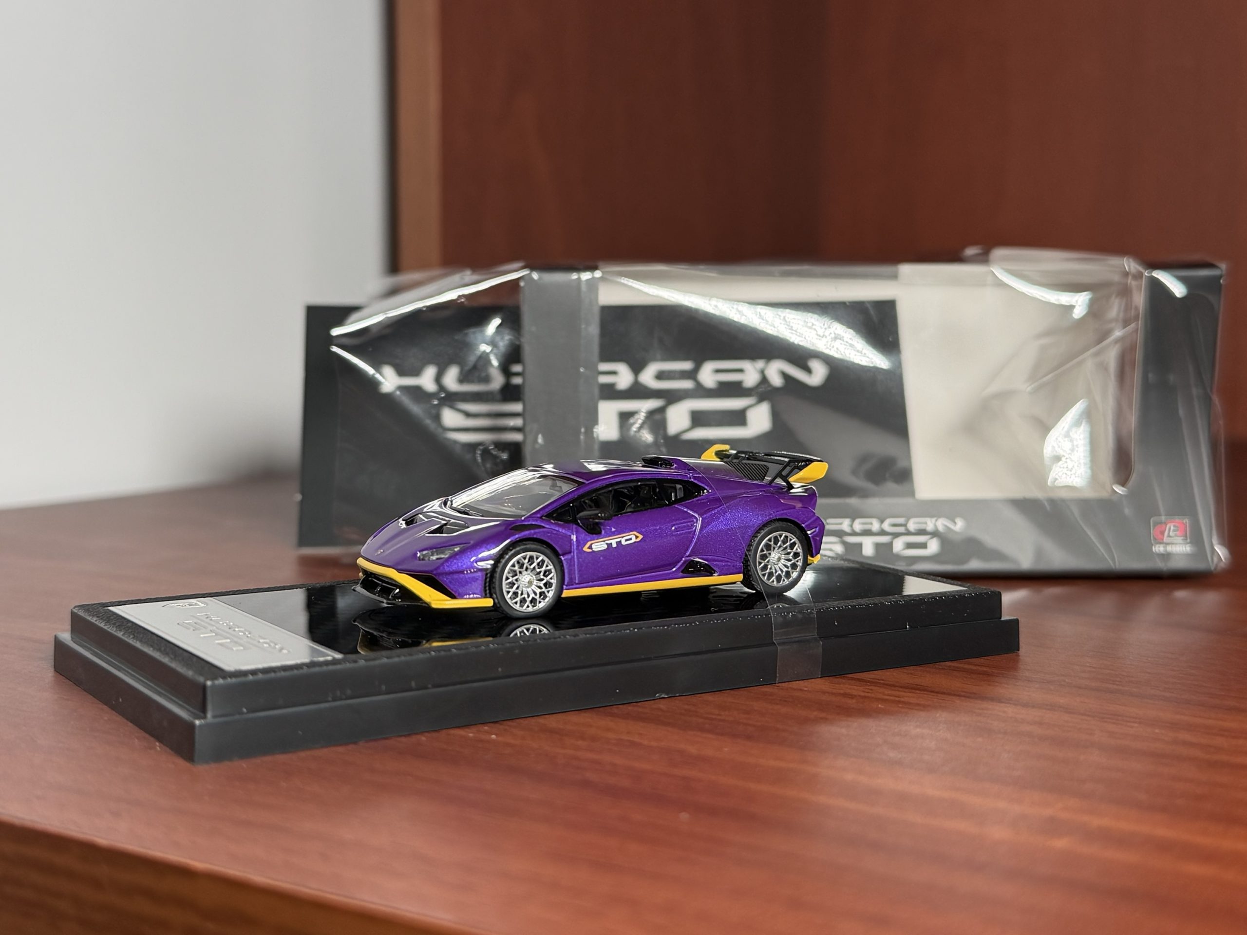 LCD 1:64 Lamborghini Huracan STO Morado - Imagen 7