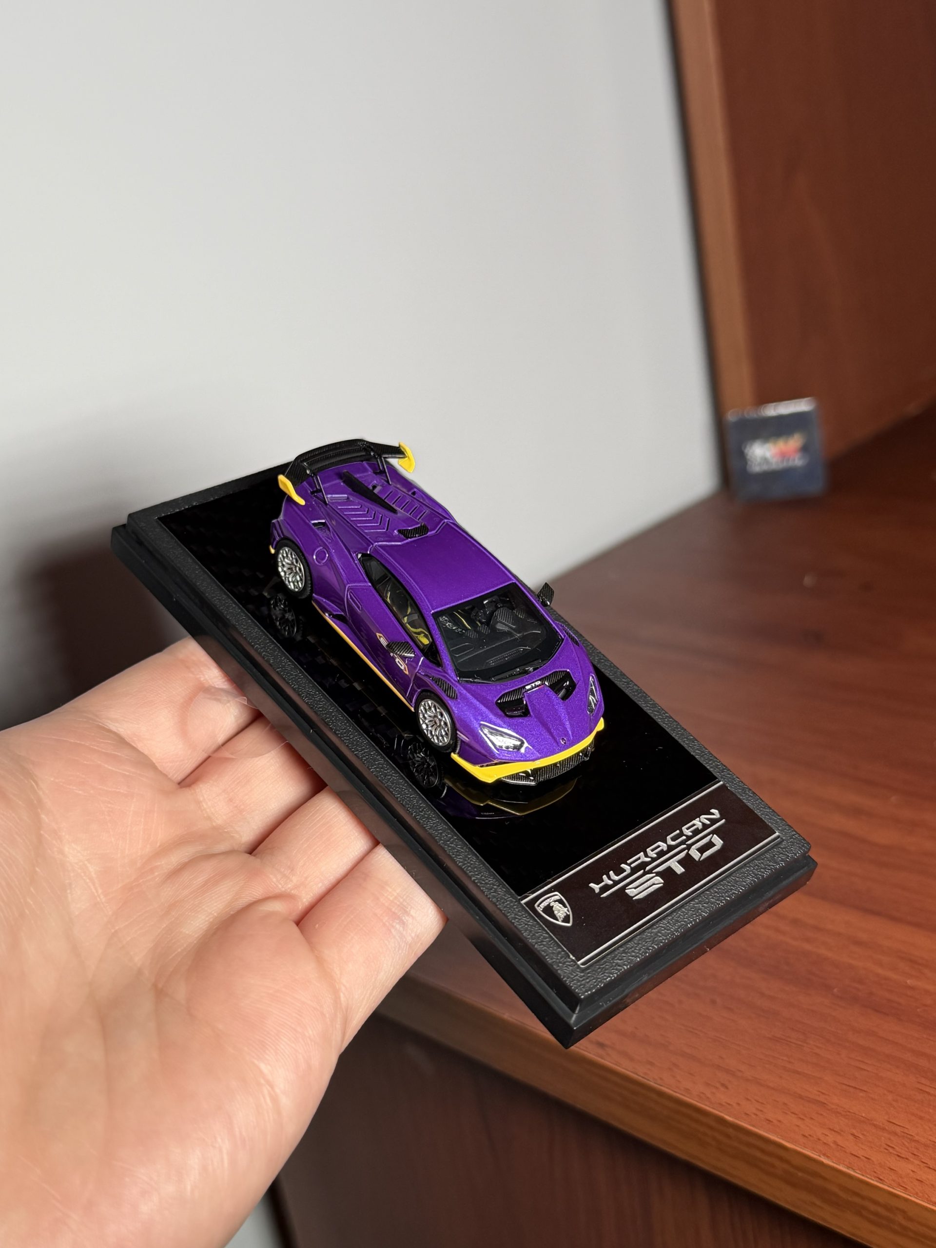 LCD 1:64 Lamborghini Huracan STO Morado - Imagen 6