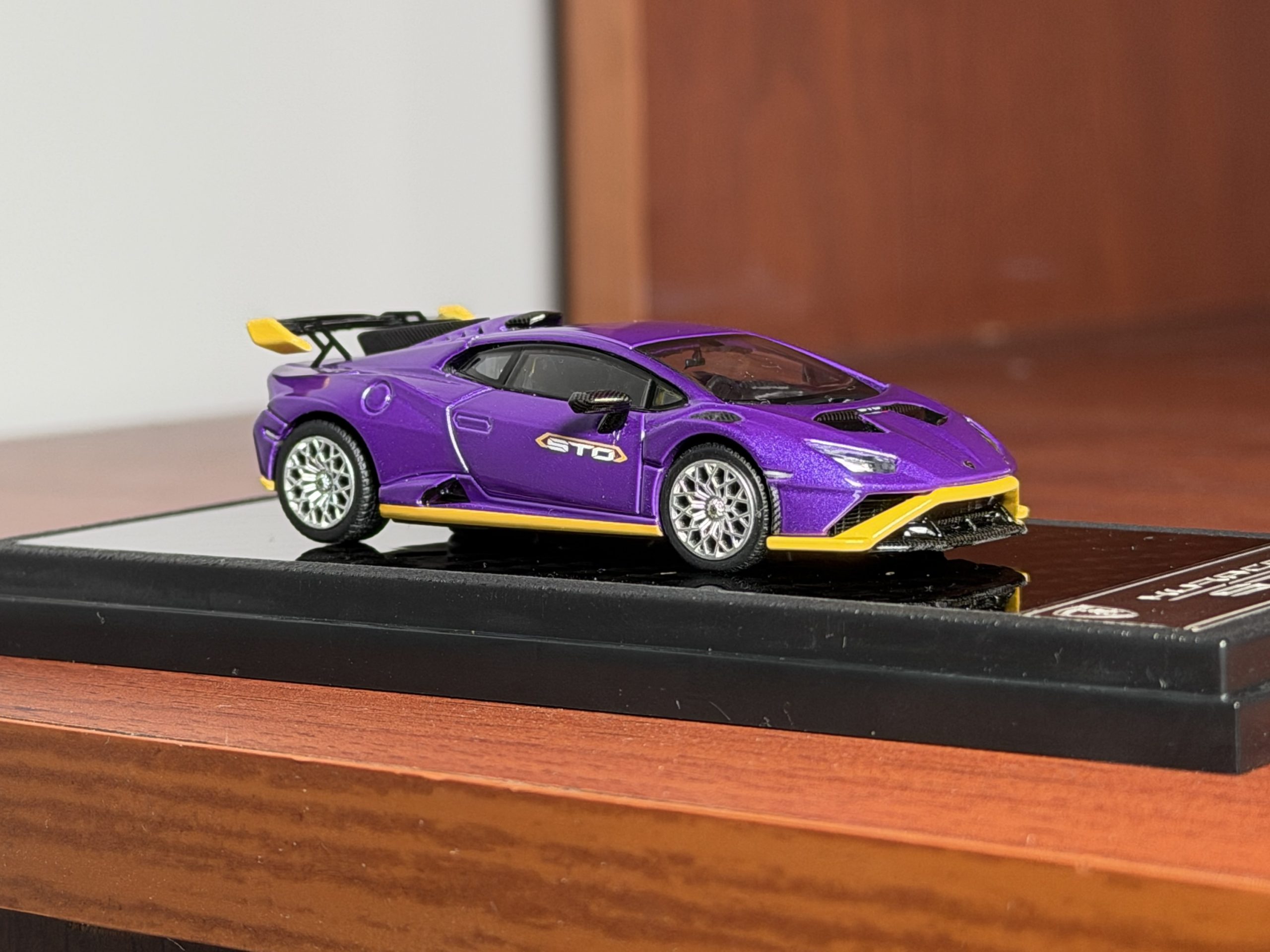 LCD 1:64 Lamborghini Huracan STO Morado - Imagen 5