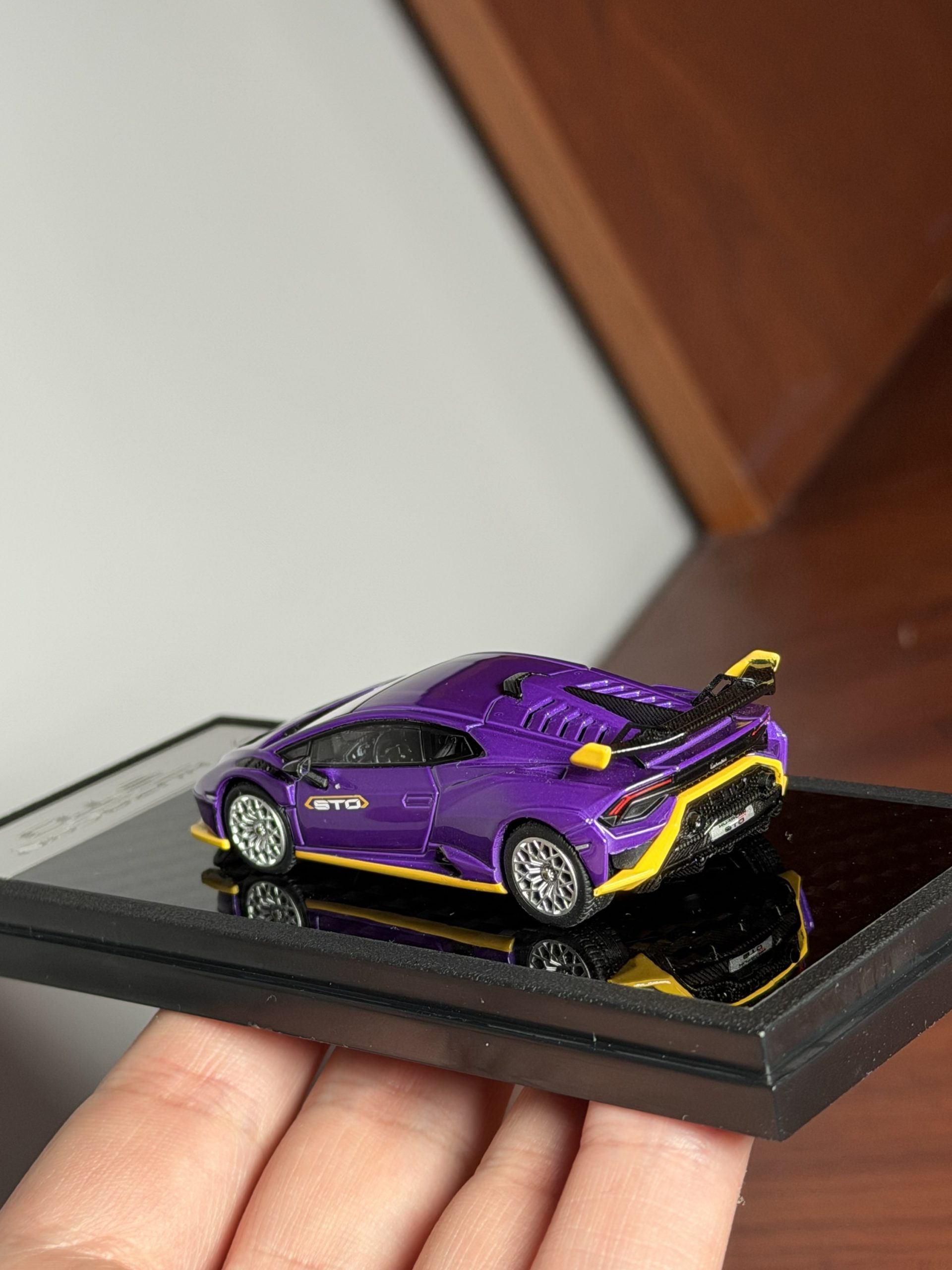 LCD 1:64 Lamborghini Huracan STO Morado - Imagen 4