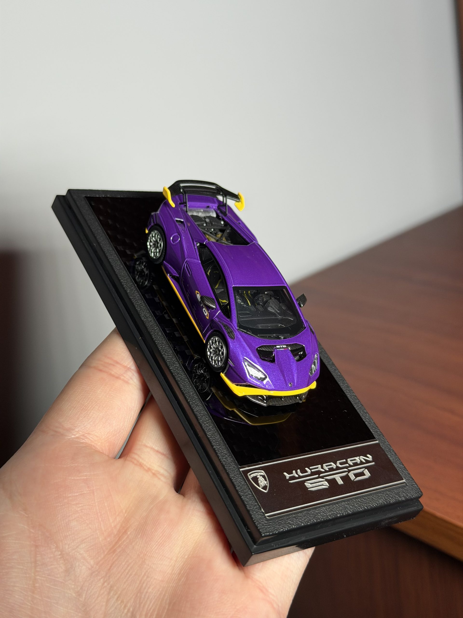 LCD 1:64 Lamborghini Huracan STO Morado - Imagen 3