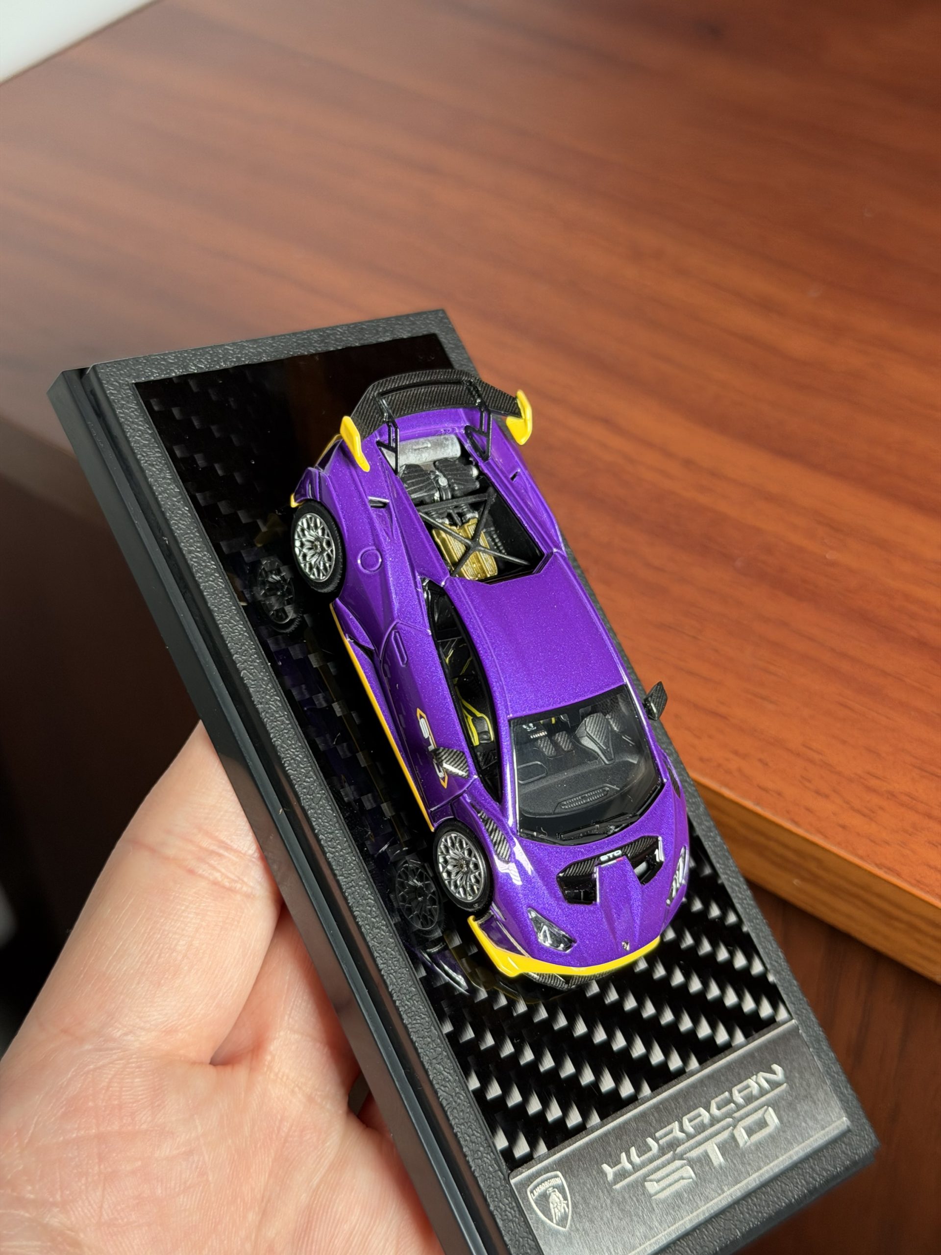 LCD 1:64 Lamborghini Huracan STO Morado - Imagen 2