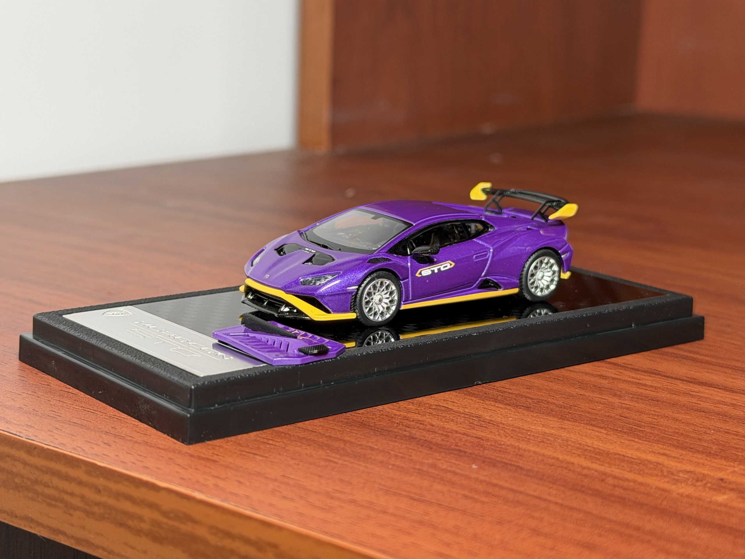 LCD 1:64 Lamborghini Huracan STO Morado