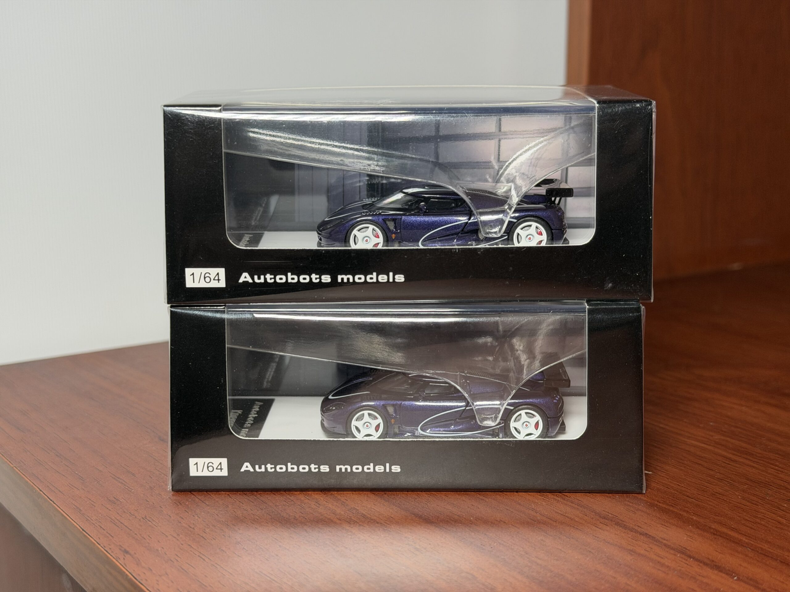 AUTOBOTS 1:64 Koenigsegg CCGT Morado - Imagen 3