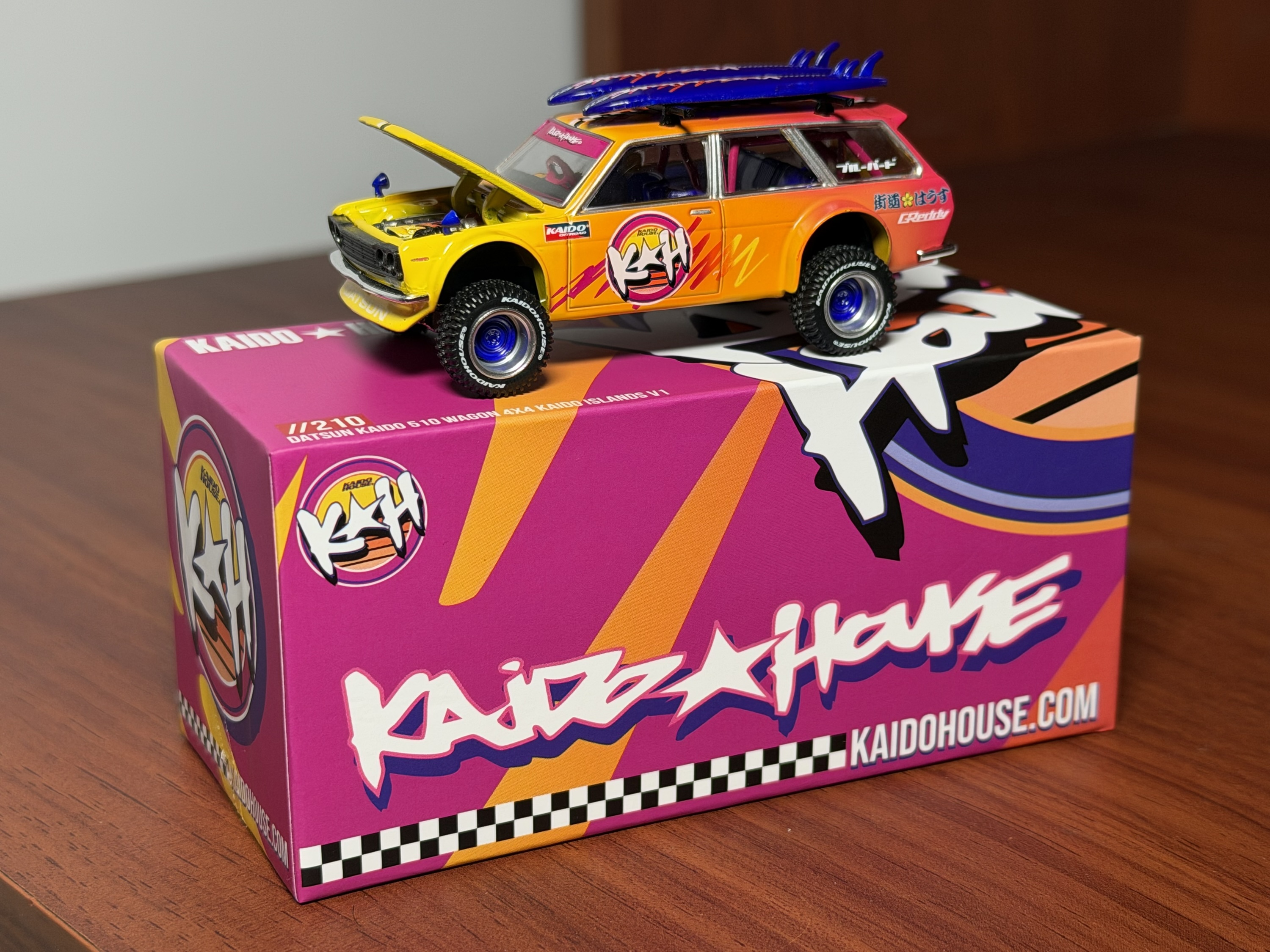 Modellino MINI GT Datsun 510 Wagon 4x4 Kaido Islands V1 Scala 1/64 Arancione KHMG210 - TSM MODEL