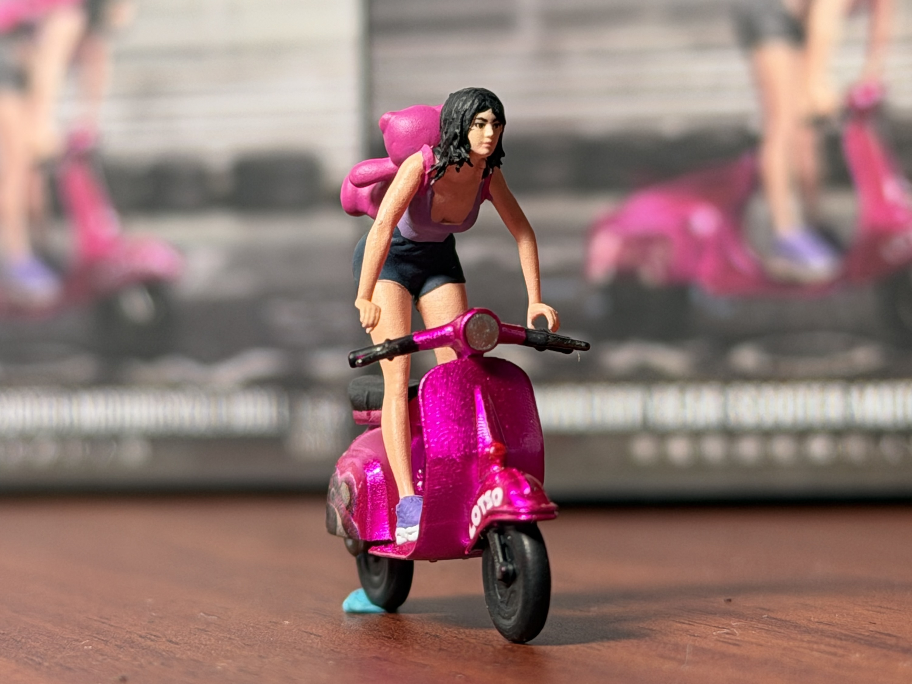 MoreArt 1:64 - Strawberry Bear Pedal Motorcycle Figuras en resina pintadas a mano