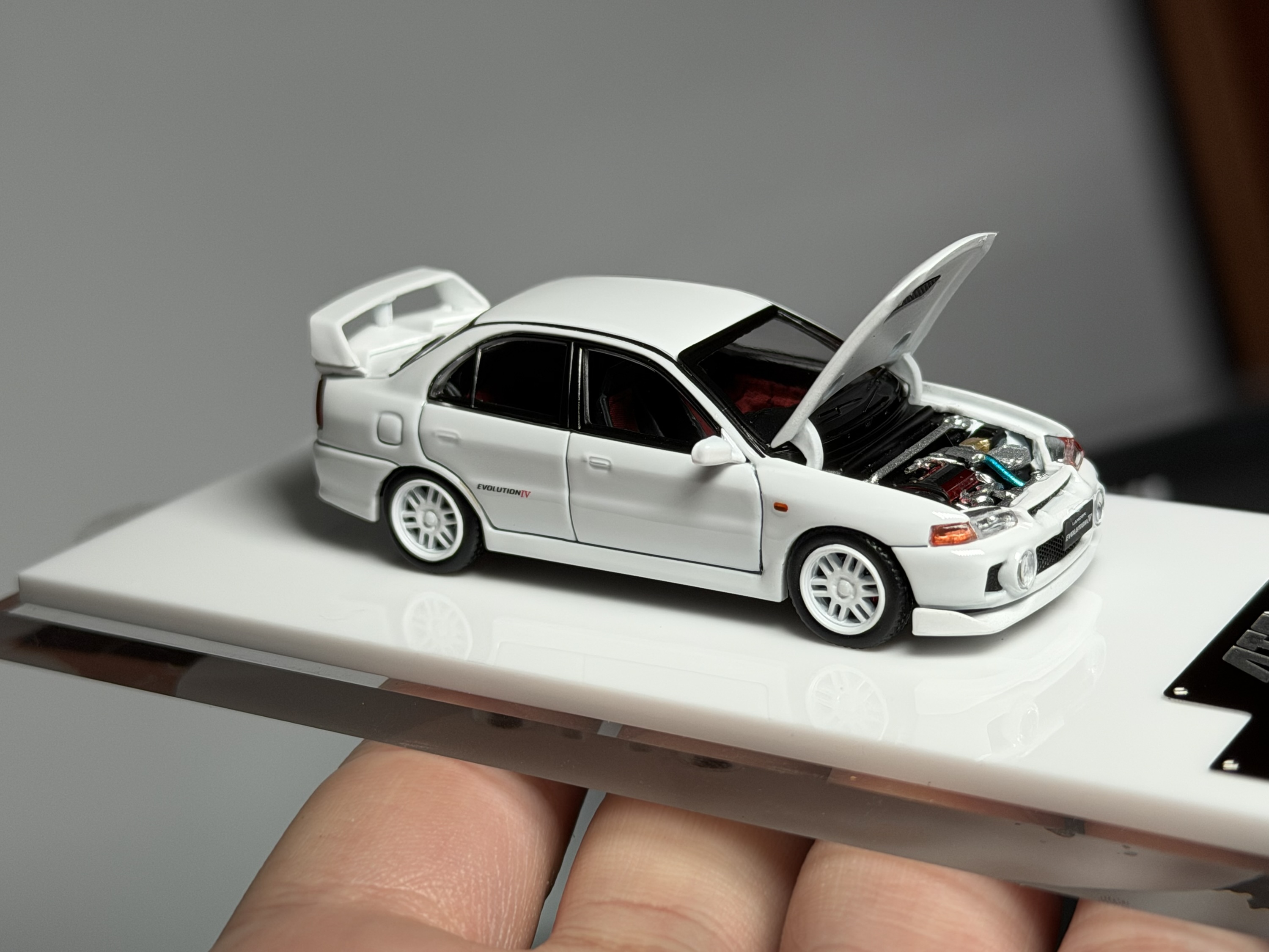 ATS 1:64 Mitsubisho Lancer EVO4 con apertura de capó
