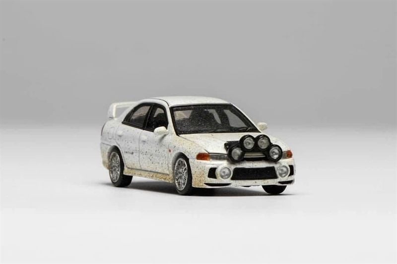 MOTORHELIX 1:64 Mitsubishi Lancer Evolution lV Versión embarrada con capó removible - Imagen 9