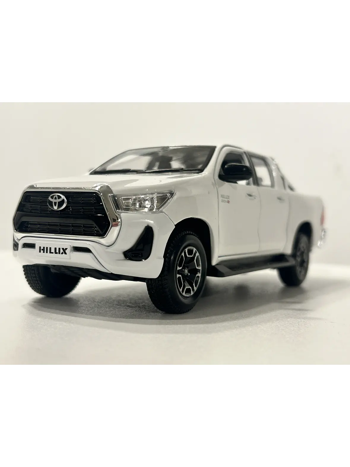Maisto 1:27 SE Toyota Hilux Blanca - Imagen 2