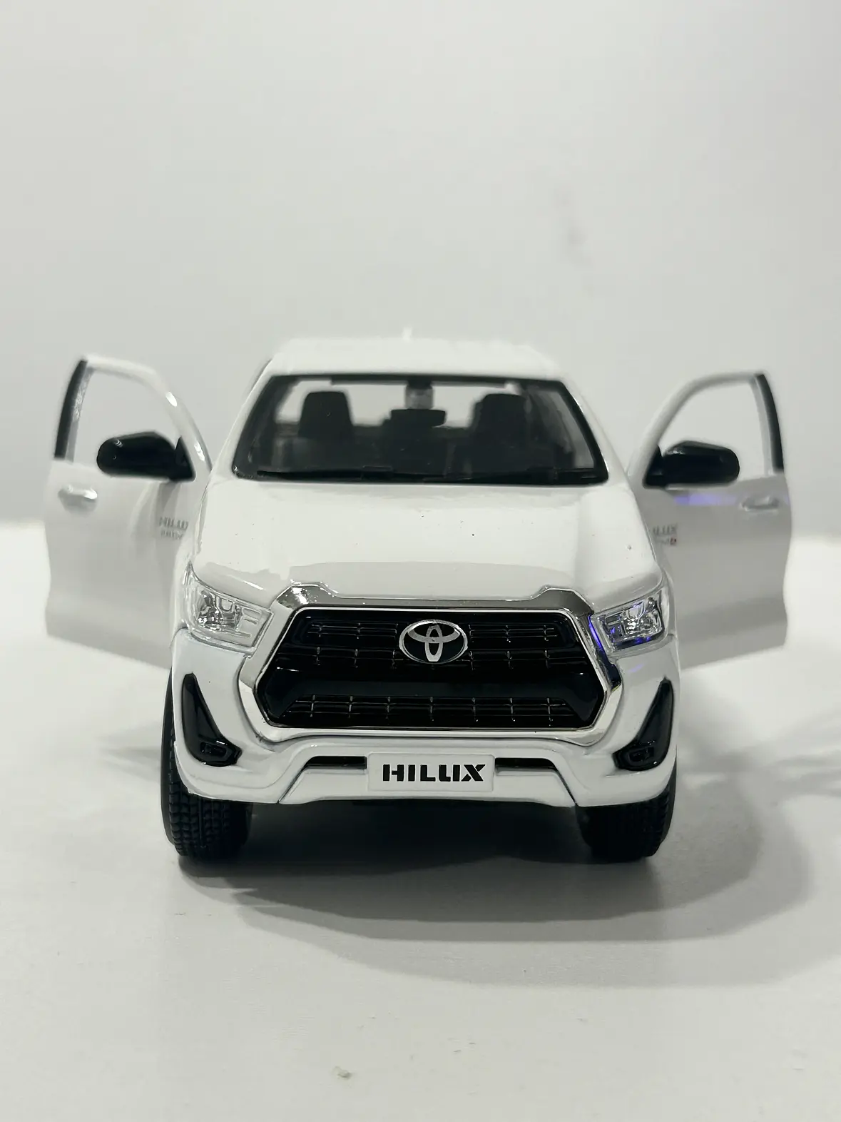 Maisto 1:27 SE Toyota Hilux Blanca - Imagen 4
