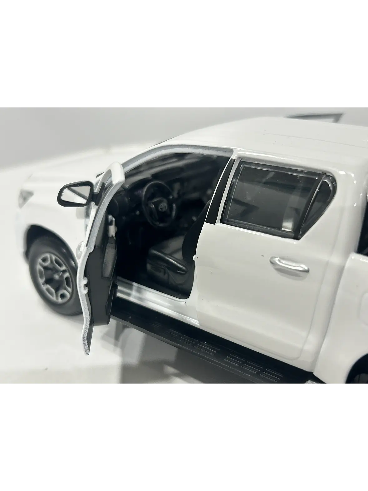 Maisto 1:27 SE Toyota Hilux Blanca - Imagen 5