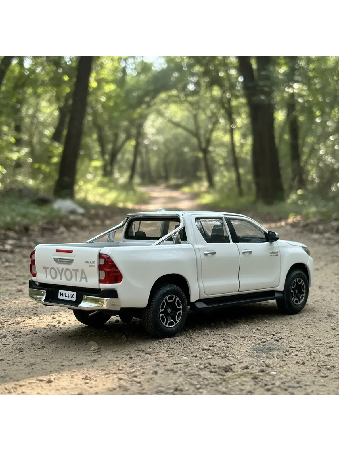 Maisto 1:27 SE Toyota Hilux Blanca - Imagen 3
