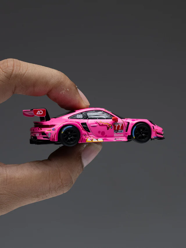 Mini GT 1:64 Porsche 911 GT3 R #77 AO Racing 2024 IMSA ROAD AMERICA Roxy en empaque de CAJA - Imagen 14