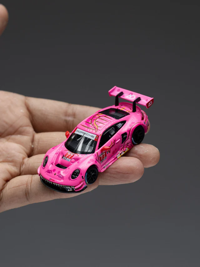 Mini GT 1:64 Porsche 911 GT3 R #77 AO Racing 2024 IMSA ROAD AMERICA Roxy en empaque de CAJA - Imagen 12