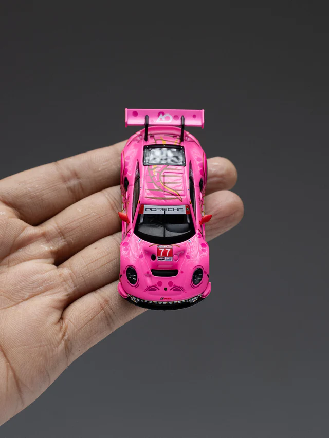 Mini GT 1:64 Porsche 911 GT3 R #77 AO Racing 2024 IMSA ROAD AMERICA Roxy en empaque de CAJA - Imagen 13