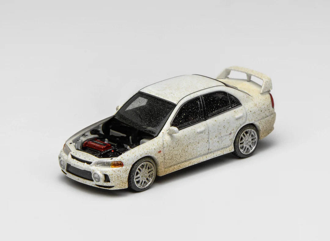 MOTORHELIX 1:64 Mitsubishi Lancer Evolution lV Versión embarrada con capó removible - Imagen 11