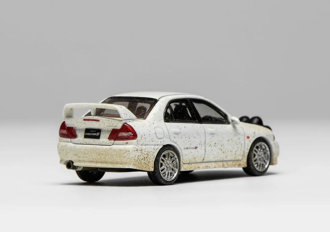 MOTORHELIX 1:64 Mitsubishi Lancer Evolution lV Versión embarrada con capó removible - Imagen 12