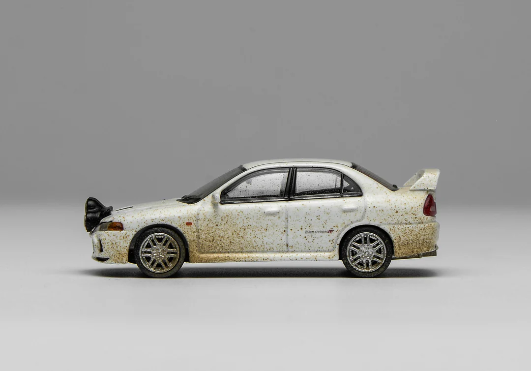 MOTORHELIX 1:64 Mitsubishi Lancer Evolution lV Versión embarrada con capó removible - Imagen 8