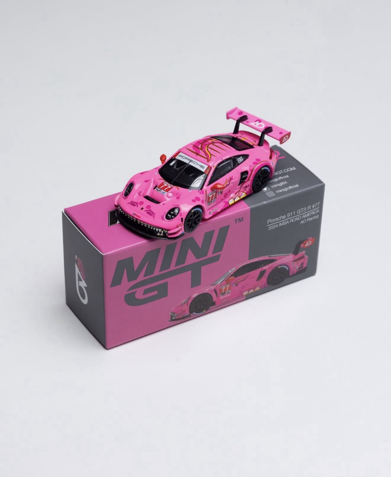 Mini GT 1:64 Porsche 911 GT3 R #77 AO Racing 2024 IMSA ROAD AMERICA Roxy en empaque de CAJA - Imagen 8