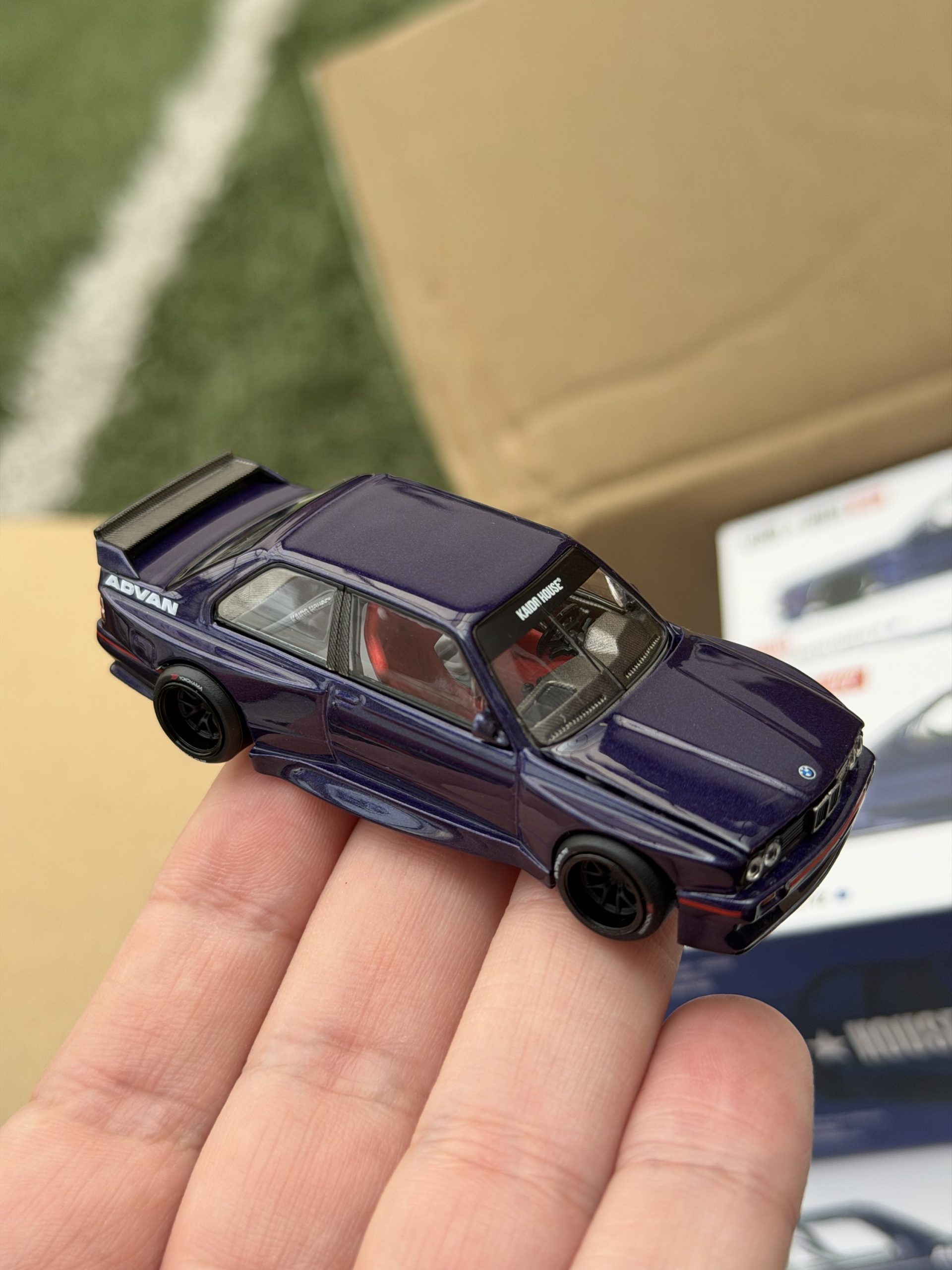 Kaido House x Mini GT 1:64 BMW M3 Kaido GT V2- Purple - Imagen 2
